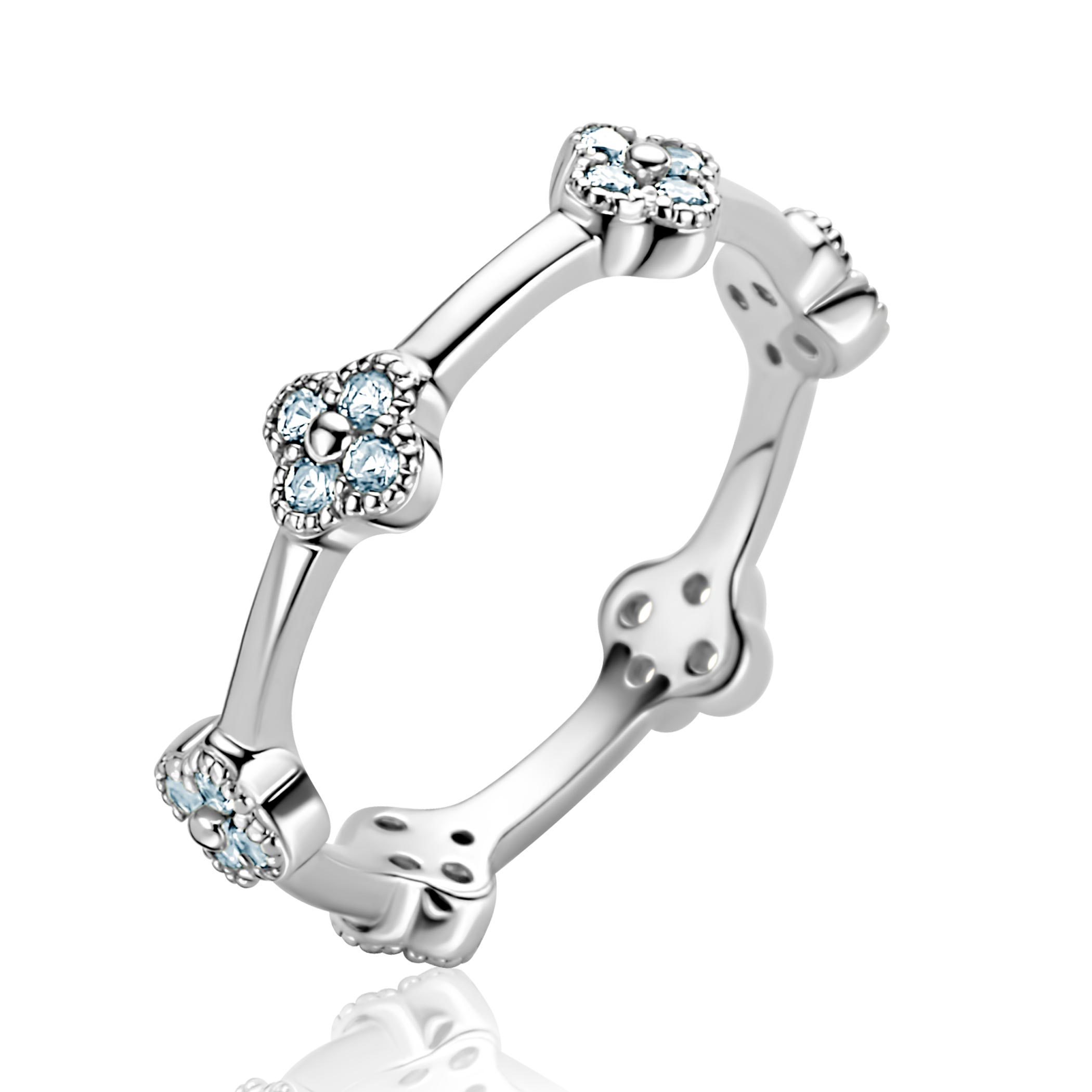 ZINZI zilveren ring met lichtblauwe klavers rondom, 5mm breed. Vervaardigd van eerste gehalte zilver (925) en voorzien van een extra rodiumlaag voor een langdurige glans.