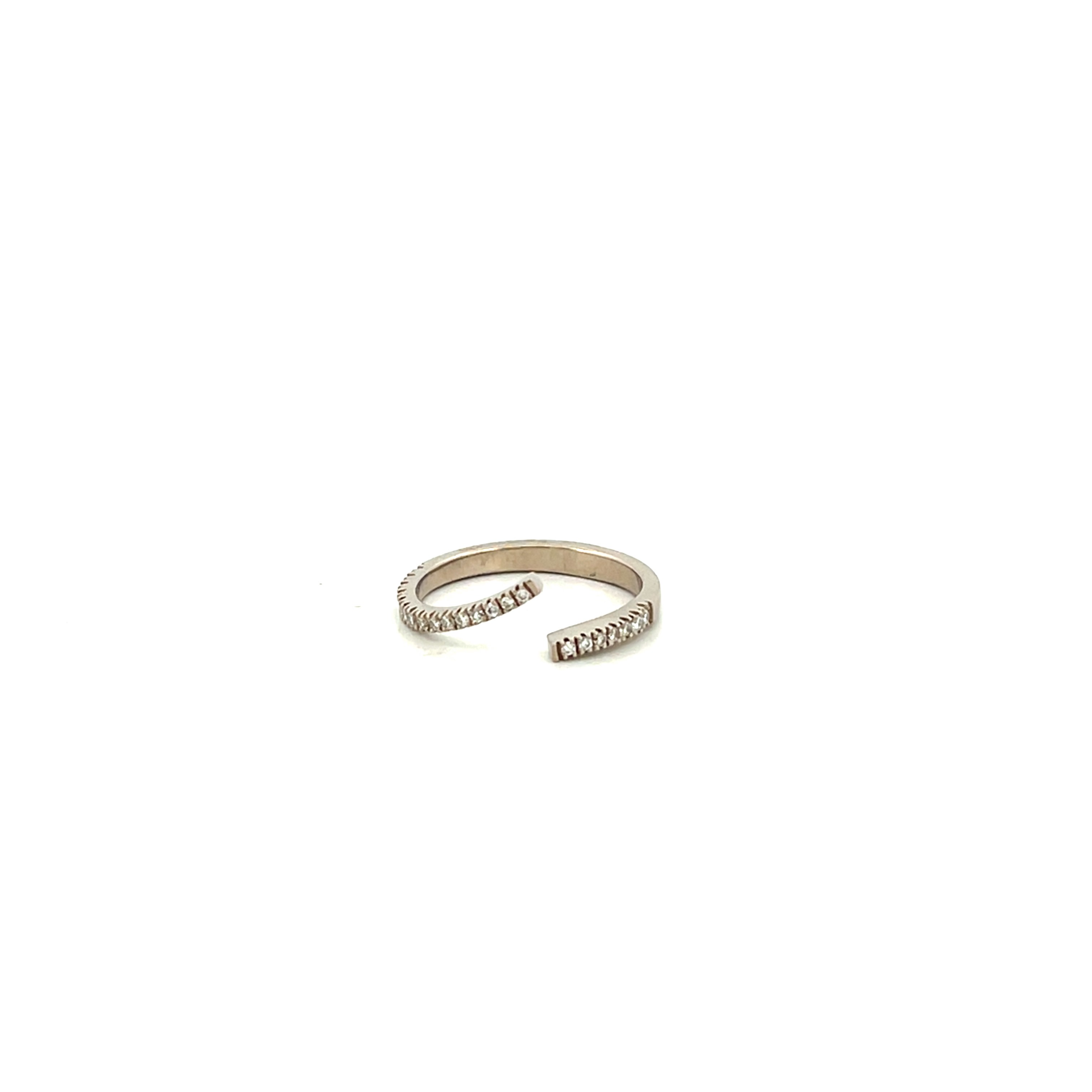 Deze ring is 1 deel van 2 ringen die in elkaar passen maar ook afzonderlijk gedragen kunnen worden. 

De naam Elara staat voor elegantie en gratie. Het wordt geassocieerd met het geluksgetal 1, waarvan wordt aangenomen dat het geluk en positieve energie brengt.

Deze ring is te bestellen in maat 56/18

De ring kan op elke gewenste maat gemaakt worden. Echter na aanpassing van de ringmaat beschouwen we de ring als maatwerk. Mocht je twijfelen over de maat neem dan gerust contact op. 

Maak een afspraak en kom deze sierlijke ring passen! Of bestel haar gelijk, dan sturen we deze mooi verpakt naar je toe.