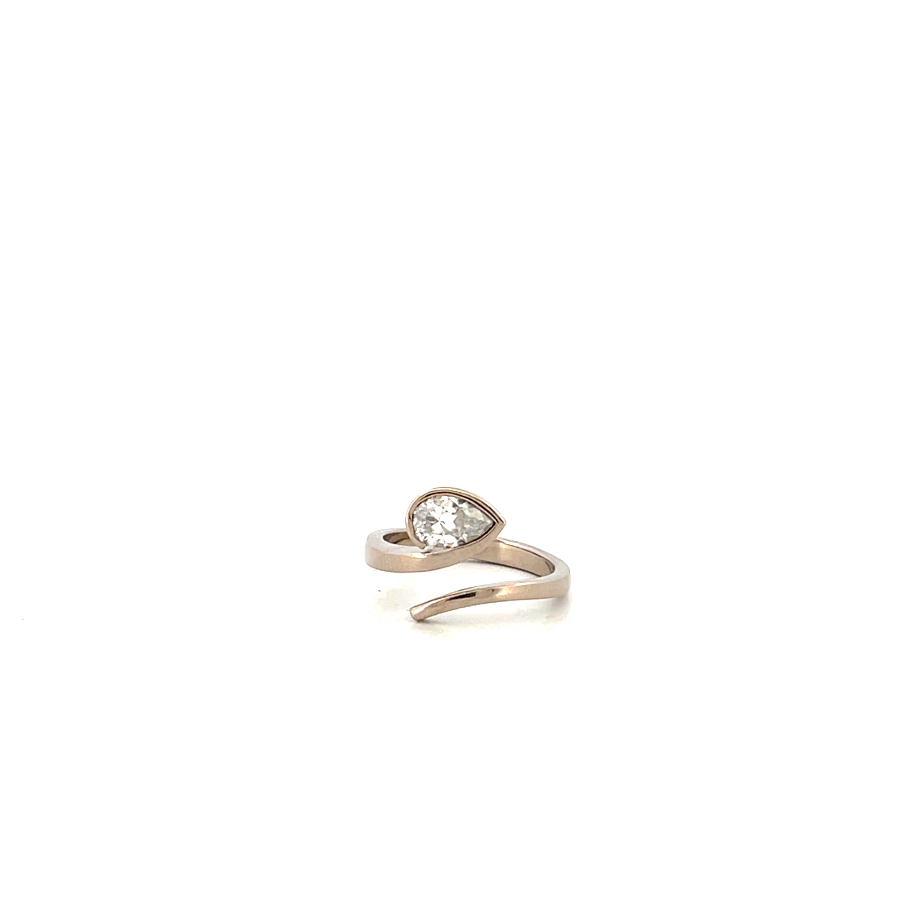 Deze ring is 1 deel van 2 ringen die in elkaar passen maar ook afzonderlijk gedragen kunnen worden. 
De naam Elara staat voor elegantie en gratie. Het wordt geassocieerd met het geluksgetal 1, waarvan wordt aangenomen dat het geluk en positieve energie brengt.

Deze ring is te bestellen in maat 56/18

De ring kan op elke gewenste maat gemaakt worden. Echter na aanpassing van de ringmaat beschouwen we de ring als maatwerk. Mocht je twijfelen over de maat neem dan gerust contact op. 

Maak een afspraak en kom deze sierlijke ring passen! Of bestel haar gelijk, dan sturen we deze mooi verpakt naar je toe.