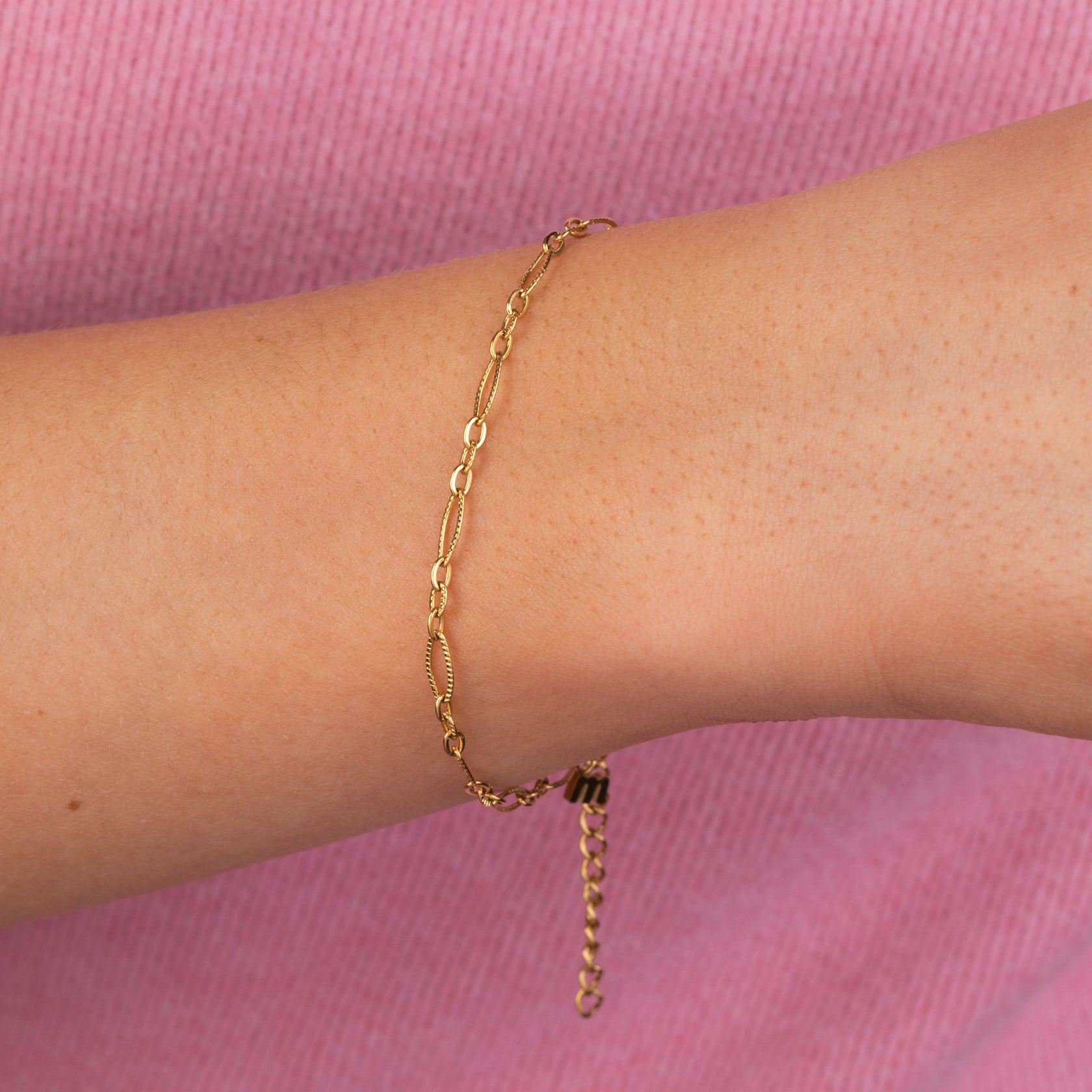 De Melano Friends armband Nola, modelnummer FB31GD00001, behoort tot de categorie JUWEEL en is een BRACELET. Deze stijlvolle armband is perfect om elke outfit compleet te maken. Combineer met andere sieraden voor een gelaagde look of draag alleen voor een subtiele elegantie. Ideaal voor zowel dagelijks gebruik als speciale gelegenheden.