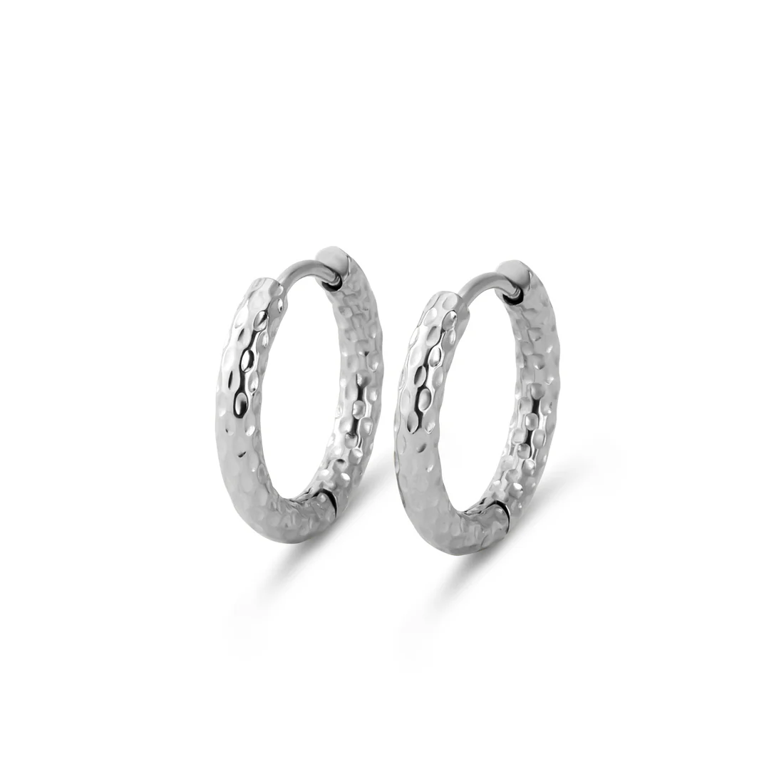 De Melano Friends Quinn oorbellen zijn stijlvolle oorringen met een unieke voelbare textuur. Perfect om solo te dragen voor een minimalistische look, maar ook ontzettend leuk om te combineren met meerdere oorringen of oorknopjes. De Quinn oorbellen zijn 2,6 mm dik, hebben een doorsnede van 17 mm en is verkrijgbaar in een zilver-, rose goud- of goudkleurige plating.