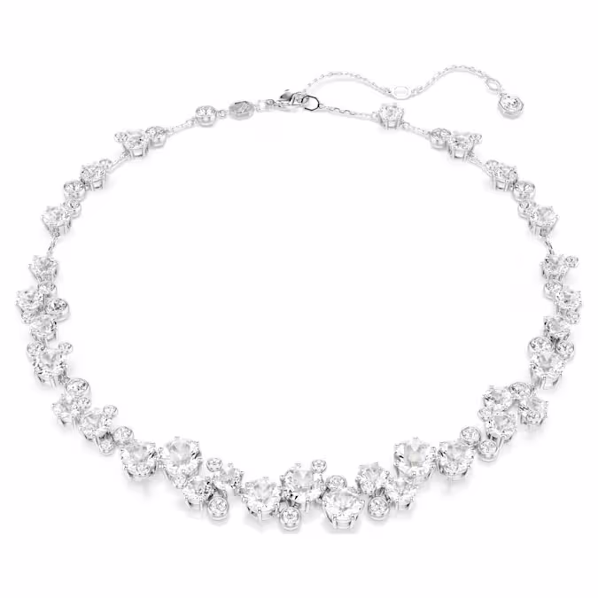 Verrijk uw stijl met het wonder van de sterren met deze schitterende Constella-ketting. Het ontwerp is volledig bezet met kristallen in ronde slijpvorm van verschillende groottes, gepresenteerd in een combinatie van lunette- en klauwzetting. Het heeft een beeldschone, verspreide uitstraling die helder straalt in de met rhodium bedekte omgeving. Draag het samen met de bijpassende Constella-armband voor een maximaal kosmisch effect.
Artikelnr.: 5722472
Collectie:  Constella
Lengte (minimum - maximum): 38 - 45 cm
Breedte: 1.3 cm
Materiaal:  Kristallen, Rodium-verguld
Kleur:  Wit
Type sluiting:  Karabijn