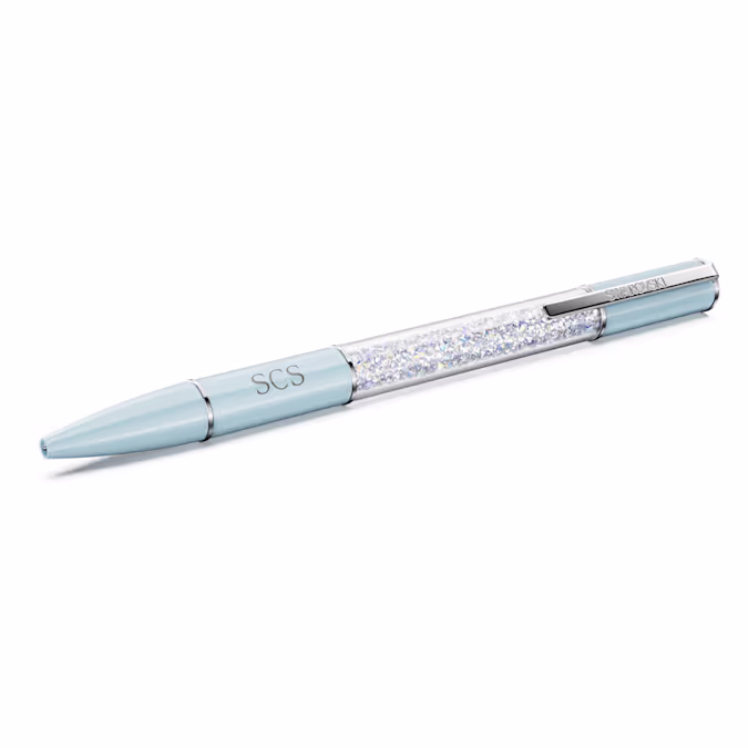 Deze luxueuze Crystalline Lustre balpen, een exclusieve SCS-prestatie, is geïnspireerd op levendige kleuren. Het kenmerkende schrijfinstrument heeft een ronde huls in lichtblauw, trots gedecoreerd met het Swarovski Crystal Society-logo. Chromen accenten omvatten een functionele clip gegraveerd met de naam Swarovski. In het midden wordt dit oogverblindende ontwerp verlicht met ongeveer 480 glinsterende kristallen, elk nauwkeurig toegevoegd met behulp van de iconische Crystalline-techniek. Een opvallende toevoeging aan uw bureau of een onderscheidend cadeau voor de schrijvers in uw leven. Deze pen wordt geleverd in een exclusief etui en doos, beide gedecoreerd met het SCS-logo. Zwarte en blauwe inktvullingen zijn verkrijgbaar in de Swarovski-winkels.
Artikelnr.: 5730493
Collectie:  Crystalline Lustre
Formaat: 14.4 x 1.1 cm
Materiaal:  Kristallen, Chromen plating, Blauw gelakt
Kleur:  Wit
Inktkleur:  Zwart