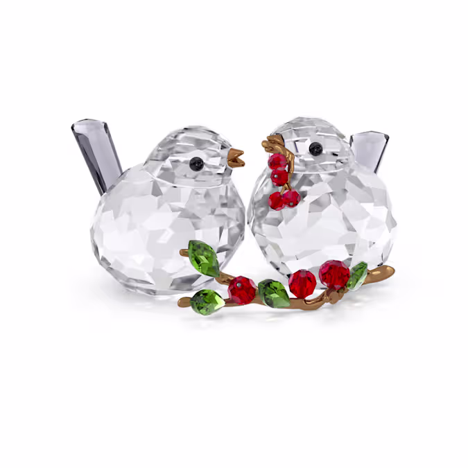 Uit de fantastische Idyllia-tuin komt deze schattige decoratie als een ode aan de liefde en de natuur. Met in totaal 709 facetten en accenten van glanzend bronsgelakt metaal toont de creatie twee kristallen vogels die genieten van een maaltijd van helderrode bessen. De vogels kunnen samen of apart worden geplaatst voor uw eigen unieke display. Decoratieobject. Geen speelgoed. Niet geschikt voor kinderen jonger dan 15 jaar.
Artikelnr.: 5701371
Formaat: 3.6 x 6.1 x 6.9 cm
Ontwerper:  Edith Mair
Materiaal:  Kristallen, Gelakt metaal
Kleur:  Rood
Collectie:  Idyllia