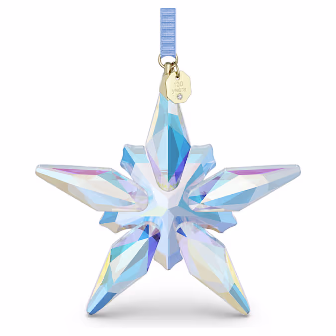 Deze prachtige kerstdecoratie viert 130 jaar creativiteit en savoir-faire bij Swarovski. De stervormige hanger aan een lichtblauw grosgrain lint is exact geslepen met 190 lichtreflecterende facetten en sprankelt dankzij het kenmerkende Aurora Boreale-effect. Het is een beeldschone belichaming van de complexe eenvoud en het technisch vakmanschap van Swarovski en is afgewerkt met een champagnekleurige hanger met goudkleurige toplaag, gedecoreerd met een enkele chaton en gegraveerd met ‘130 years’. Een buitengewoon levendige manier om dit bijzondere Swarovski-jubileum te vieren. Decoratieobject. Geen speelgoed. Niet geschikt voor kinderen jonger dan 15 jaar.
Artikelnr.: 5701844
Collectie:  Annual Edition
Formaat: 10.9 x 1.8 x 9.4 cm
Ontwerper:  Michele Blasilli
Materiaal:  Kristallen, Polyester, Metaal met champagnegoudkleurige afwerking
Kleur:  Blauw