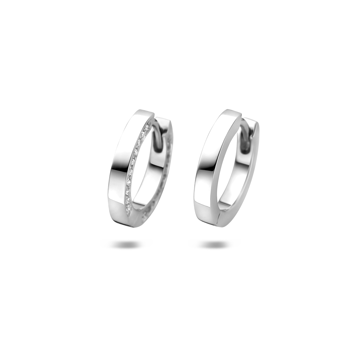 Gerhodineerd 925 zilveren klapoorringen uitgevoerd met zirkonia en hebben een diameter van 14,5mm.