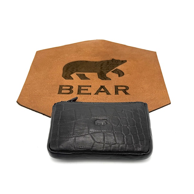 Compacte Sleuteletui / Mini Portemonnee met Rits en Sleutelring – Slim & Praktisch

Op zoek naar een compacte en handige oplossing voor je sleutels en kleingeld? Deze sleuteletui / mini portemonnee is precies wat je nodig hebt! Met een slimme indeling, stevige ritssluitingen en een geïntegreerde sleutelring met ketting, houd je al je essentials overzichtelijk bij elkaar.

Kenmerken:

Voorzien van achterrits en bovenrits voor veilig opbergen van kleingeld, pasjes of kleine items
Onder de toprits bevindt zich een ketting met metalen sleutelring – je sleutels altijd binnen handbereik
Gemaakt van duurzaam materiaal, ideaal voor dagelijks gebruik
Past perfect in je jaszak of handtas
Afmetingen:
Breedte: 12 cm
Hoogte: 8 cm
Diepte: 1,5 cm

Of je het nu gebruikt als mini portemonnee, sleuteletui of beide – dit compacte accessoire is onmisbaar voor wie houdt van overzicht en gemak. Perfect voor onderweg!