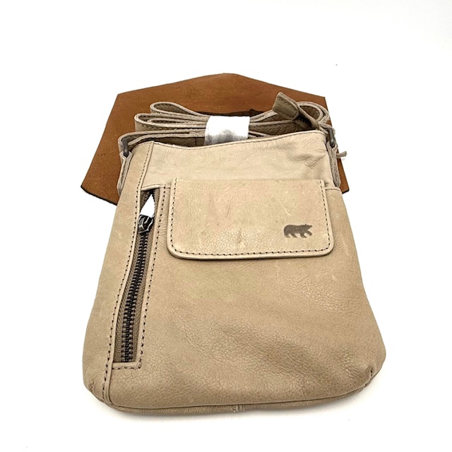 Davide Crossbody Tas &ndash; Ice Grey

De Davide crossbody tas combineert stijl en functionaliteit in een compact en elegant ontwerp. Uitgevoerd in de stijlvolle kleur bordo is deze tas perfect voor dagelijks gebruik &eacute;n voor een avondje uit.
Aan de voorzijde bevindt zich een praktische klep met ritssluiting voor extra veiligheid. De achterzijde is voorzien van een blinde sluiting, ideaal voor snelle en veilige toegang tot je essentials. Dankzij de verstelbare schouderriem draag je de tas comfortabel, precies zoals jij dat wilt.
De binnenzijde beschikt over &eacute;&eacute;n ruim hoofdvak, aangevuld met een ritsvak en meerdere steekvakken. Zo berg je pasjes en kleine benodigdheden overzichtelijk en veilig op.

AFMETINGEN
Hoogte: 20 cm
Breedte: 16 cm
Diepte: 4 cm
