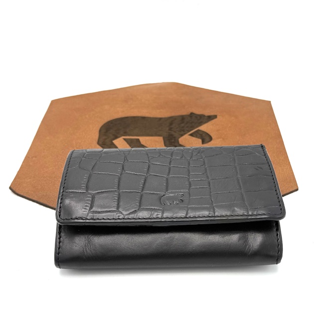 Stijlvolle Damesportemonnee met Klepsluiting en Croco Print – Compact & Elegant

Voeg een vleugje luxe toe aan je dagelijkse essentials met deze elegante damesportemonnee met klepsluiting. De klep is uitgevoerd in een stijlvolle croco print, wat zorgt voor een chique en moderne uitstraling. Compact van formaat, maar verrassend ruim van binnen – ideaal voor wie stijl en functionaliteit wil combineren.

Kenmerken:

Voorzijde met moderne croco print – een echte eyecatcher
Praktische klepsluiting voor snelle toegang
Ritsvak aan de achterzijde – handig voor kleingeld of kleine essentials
8 pasjesvakken, waarvan 2 transparant – perfect voor ID of ov-chipkaart
Binnenin een ritsvak en een steekvak voor extra opbergruimte
Compact model, past gemakkelijk in je handtas
Afmetingen:
Breedte: 14 cm
Hoogte: 10,5 cm
Diepte: 1,5 cm

Of je nu onderweg bent of een avondje uit plant – deze vrouwelijke portemonnee met croco details biedt de perfecte mix van luxe en gemak. Een onmisbare accessoire voor elke moderne vrouw!

