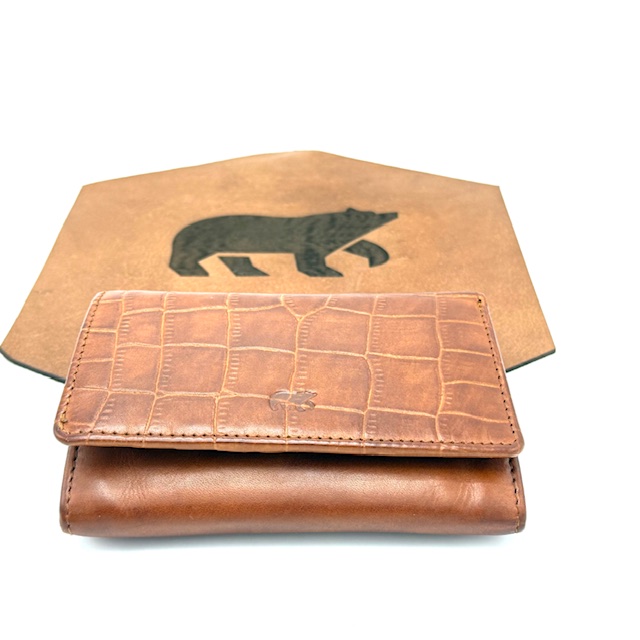Stijlvolle Damesportemonnee met Klepsluiting en Croco Print – Compact & Elegant

Voeg een vleugje luxe toe aan je dagelijkse essentials met deze elegante damesportemonnee met klepsluiting. De klep is uitgevoerd in een stijlvolle croco print, wat zorgt voor een chique en moderne uitstraling. Compact van formaat, maar verrassend ruim van binnen – ideaal voor wie stijl en functionaliteit wil combineren.

Kenmerken:

Voorzijde met moderne croco print – een echte eyecatcher
Praktische klepsluiting voor snelle toegang
Ritsvak aan de achterzijde – handig voor kleingeld of kleine essentials
8 pasjesvakken, waarvan 2 transparant – perfect voor ID of ov-chipkaart
Binnenin een ritsvak en een steekvak voor extra opbergruimte
Compact model, past gemakkelijk in je handtas
Afmetingen:
Breedte: 14 cm
Hoogte: 10,5 cm
Diepte: 1,5 cm

Of je nu onderweg bent of een avondje uit plant – deze vrouwelijke portemonnee met croco details biedt de perfecte mix van luxe en gemak. Een onmisbare accessoire voor elke moderne vrouw!

