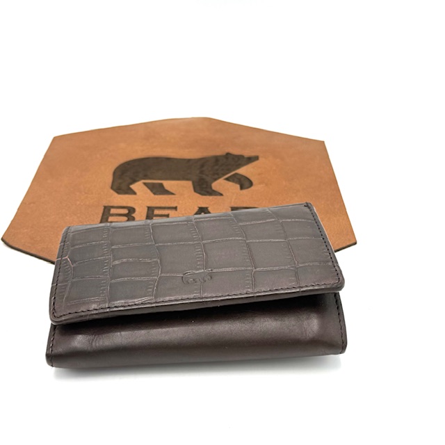 Stijlvolle Damesportemonnee met Klepsluiting en Croco Print – Compact & Elegant

Voeg een vleugje luxe toe aan je dagelijkse essentials met deze elegante damesportemonnee met klepsluiting. De klep is uitgevoerd in een stijlvolle croco print, wat zorgt voor een chique en moderne uitstraling. Compact van formaat, maar verrassend ruim van binnen – ideaal voor wie stijl en functionaliteit wil combineren.

Kenmerken:

Voorzijde met moderne croco print – een echte eyecatcher
Praktische klepsluiting voor snelle toegang
Ritsvak aan de achterzijde – handig voor kleingeld of kleine essentials
8 pasjesvakken, waarvan 2 transparant – perfect voor ID of ov-chipkaart
Binnenin een ritsvak en een steekvak voor extra opbergruimte
Compact model, past gemakkelijk in je handtas
Afmetingen:
Breedte: 14 cm
Hoogte: 10,5 cm
Diepte: 1,5 cm

Of je nu onderweg bent of een avondje uit plant – deze vrouwelijke portemonnee met croco details biedt de perfecte mix van luxe en gemak. Een onmisbare accessoire voor elke moderne vrouw!

