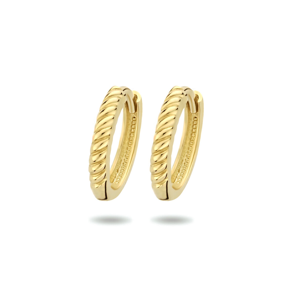 14k Geelgouden klapoorringen. De klapoorringen hebben een diameter van 13mm en een dikte van 2.5mm.