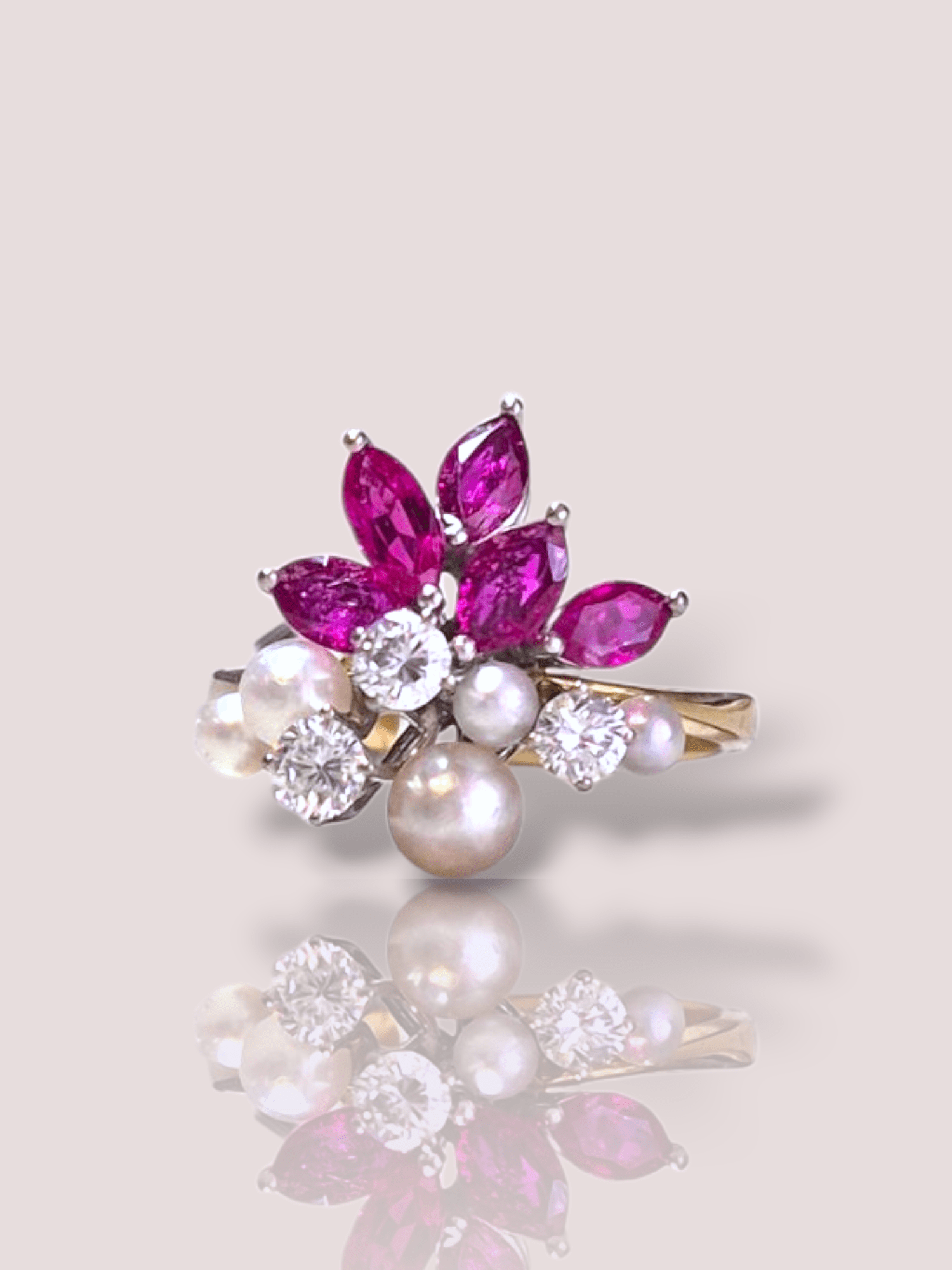 Deze prachtige vintage 18k gouden fantasie ring is bezet met 5 parels, 3 diamanten en 5 robijnen, waardoor het een uniek en elegant stuk is. De combinatie van deze edelstenen zorgt voor een sprankelend en luxe uitstraling. Draag deze ring met trots bij speciale gelegenheden of voeg een vleugje glamour toe aan je dagelijkse look. Een tijdloos sieraad dat de aandacht zal trekken. De ring kan op maat gemaakt worden. De robijnen zijn 6 bij 3 mm. De pareltjes zijn 3 tot 4,8 mm.