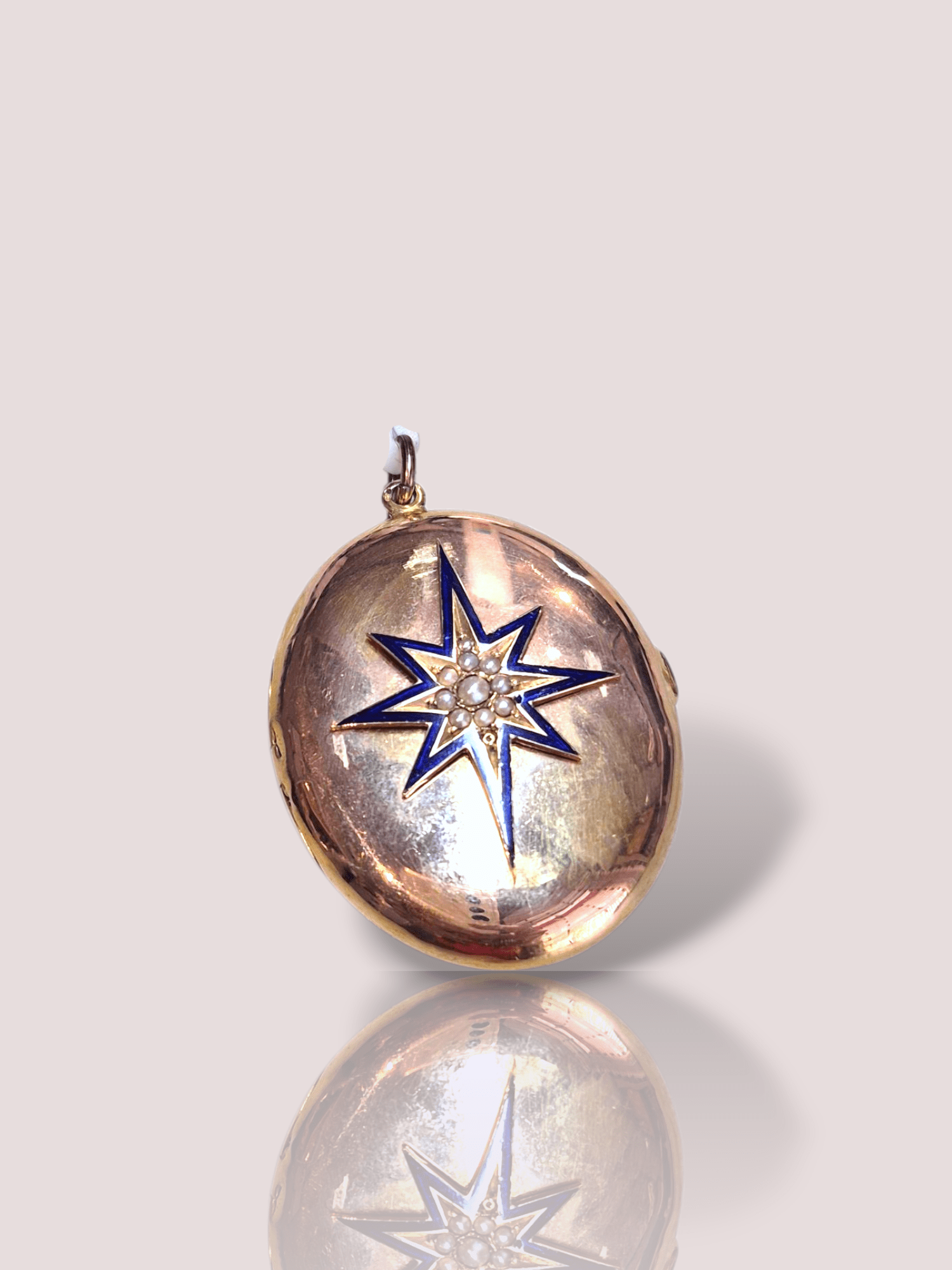 Dit antieke 14k geelgouden medaillon is versierd met parels en emaille, waardoor het een uniek en elegant sieraad is. Draag dit medaillon dicht bij je hart aan een gouden ketting voor een klassieke en tijdloze look. Het medaillon kan worden geopend om een ​​speciale foto of aandenken te bewaren. Voeg deze prachtige eyecatcher toe aan je collectie sieraden!

Het medaillon is 4 bij 3 cm.