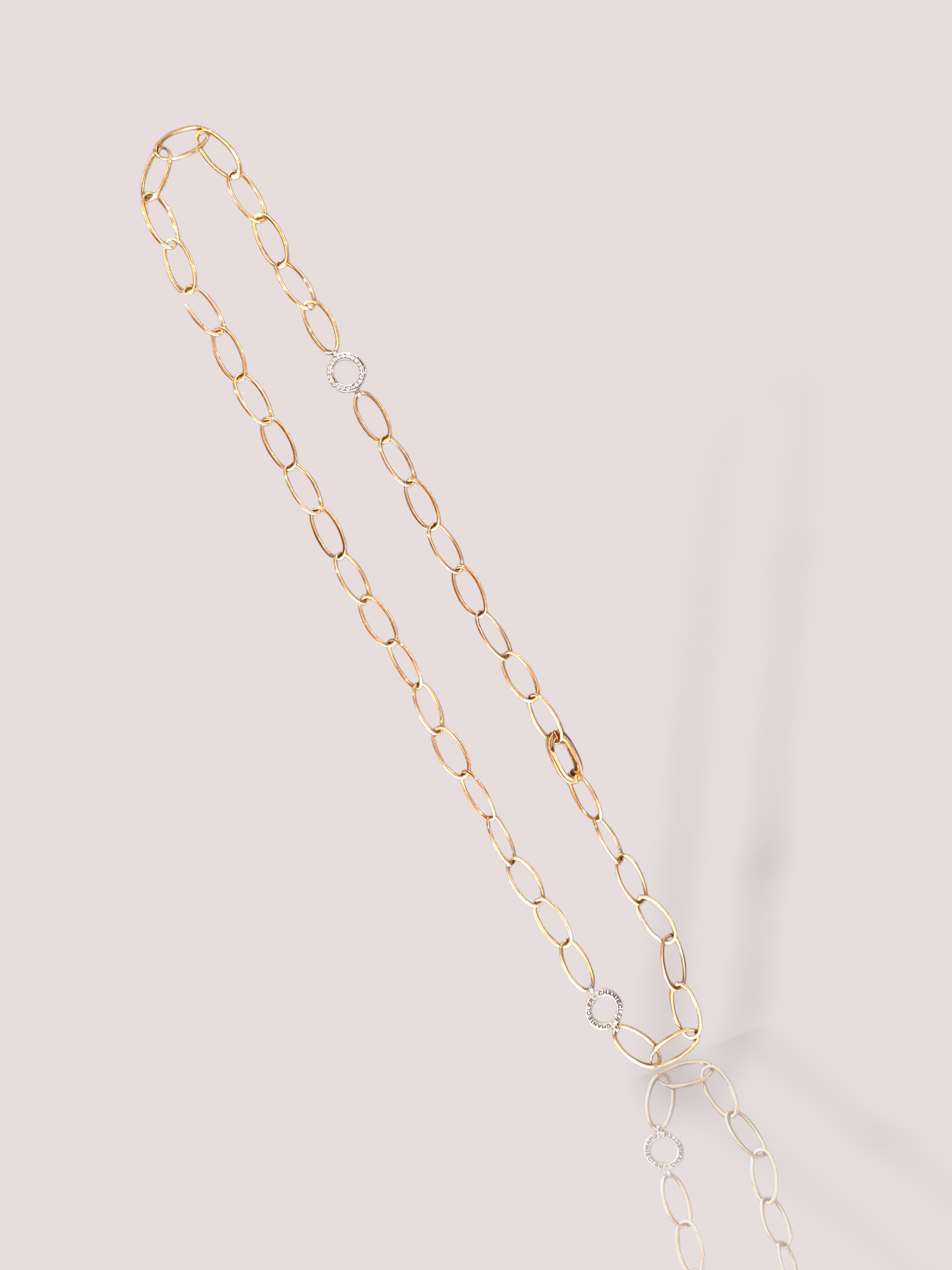 Deze prachtige Vintage Chantecler collier is gemaakt van roségoud en bezet met schitterende diamanten. Het tijdloze ontwerp maakt het een perfecte toevoeging aan elke outfit, of het nu chic of casual is. Draag het als statement piece bij een elegante avondjurk of voeg wat glamour toe aan een alledaagse look. Dit collier zal zeker de aandacht trekken en je laten stralen. De ketting heeft een lengte van 60 cm.