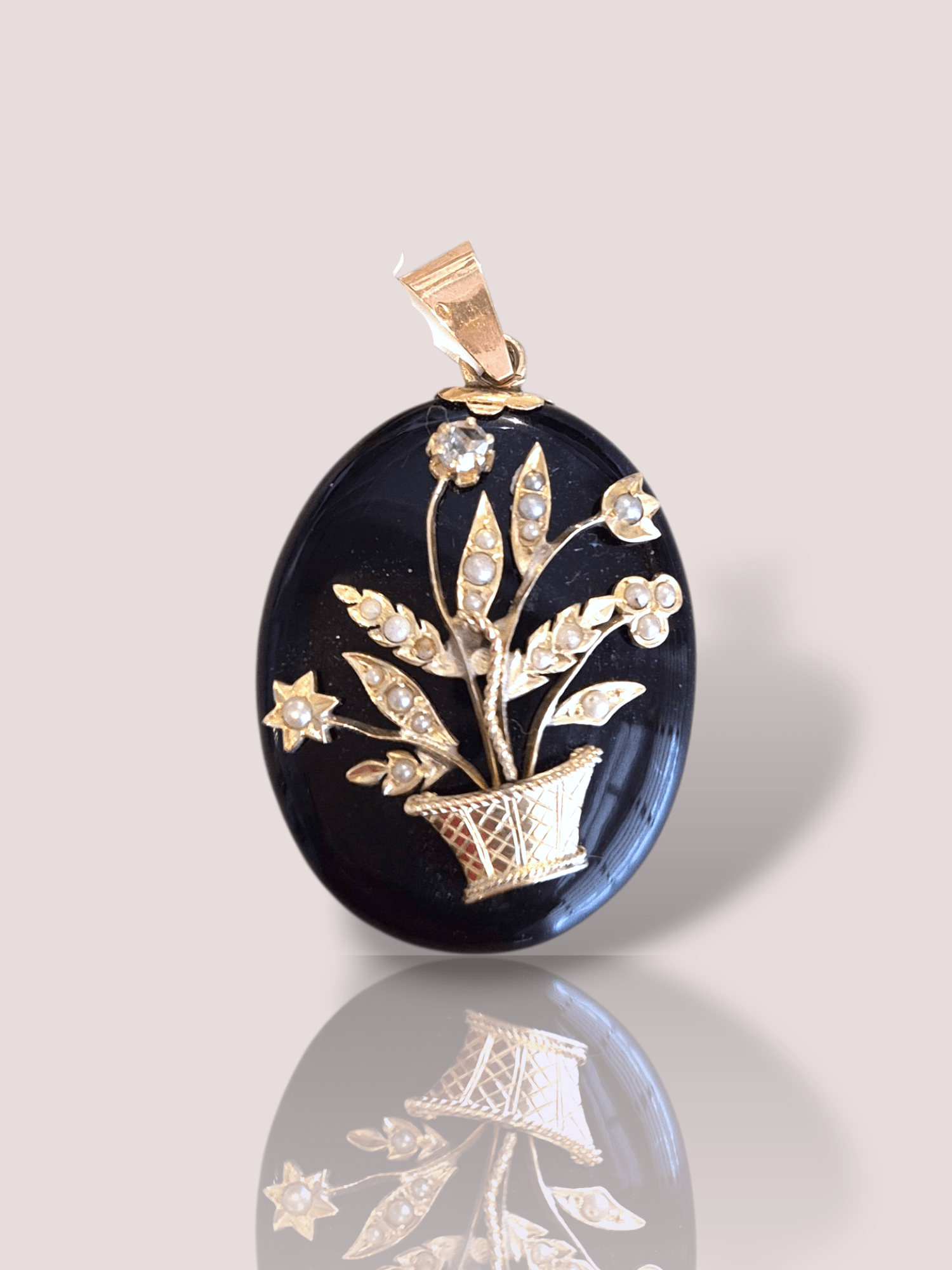 Deze prachtige vintage medaillonhanger is gemaakt van Onyx met geel- en rose goud en is versierd met parels en een roos geslepen diamant. Het is een uniek en tijdloos sieraad dat perfect past bij elke gelegenheid. Draag het om je nek als een statement stuk of combineer het met andere kettingen voor een trendy look. Voeg deze eyecatcher toe aan je sieradencollectie en straal als nooit tevoren!

Het medallion is 3,7 bij 2,8 cm.