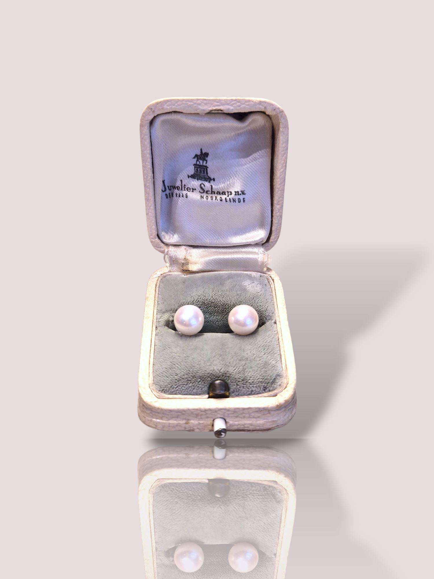 Deze prachtige oorstekers zijn gemaakt van 18k witgoud en hebben elk een 8,21 mm Tahiti parel. Ze stralen elegantie en luxe uit en zijn perfect voor elke gelegenheid. Draag ze met een chique jurk voor een avondje uit of met een casual outfit voor een subtiele touch of glamour. Deze oorstekers zijn een tijdloze toevoeging aan elke sieradencollectie.