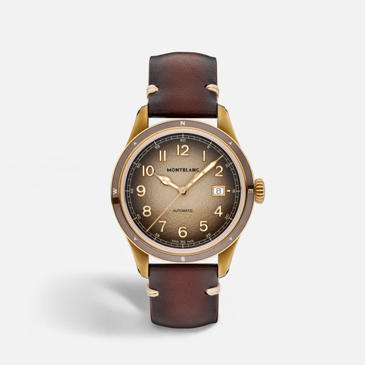 Dit Montblanc horloge behoort tot de 1858 collectie. 
Referentienummer: MB134339

Dit Montblanc 1858 horloge is uitgerust met een automatisch kaliber MB24.17 met een gangreserve van 38 uur. Het horloge heeft een 41mm bronzen kast, dat volledig zuurstofvrij is. De kast is afgewerkt met een vaste bezel en een bruine keramische isert met lichtgevende windrichtingen. De achterdeksel is voorzien van de speciale gravure "Spirit of Exploration". Het horloge heeft een gekorrelde bruine sfumato wijzerplaat met roségouden arabische cijfers die voorzien zijn van superluminova. Het horloge is voorzien van een bruine, verwisselbare sfumato kalfsleren band met beige stiksel.


Ga verder op avontuur met Zero Oxygen – deze onzichtbare technologie gaat drastische temperatuur- en afstandsveranderingen tegen door condensvorming te voorkomen en oxidatie in de kast te voorkomen. Zero Oxygen zorgt ervoor dat de robuuste componenten van het horloge lang meegaan en langdurig nauwkeurig blijven.