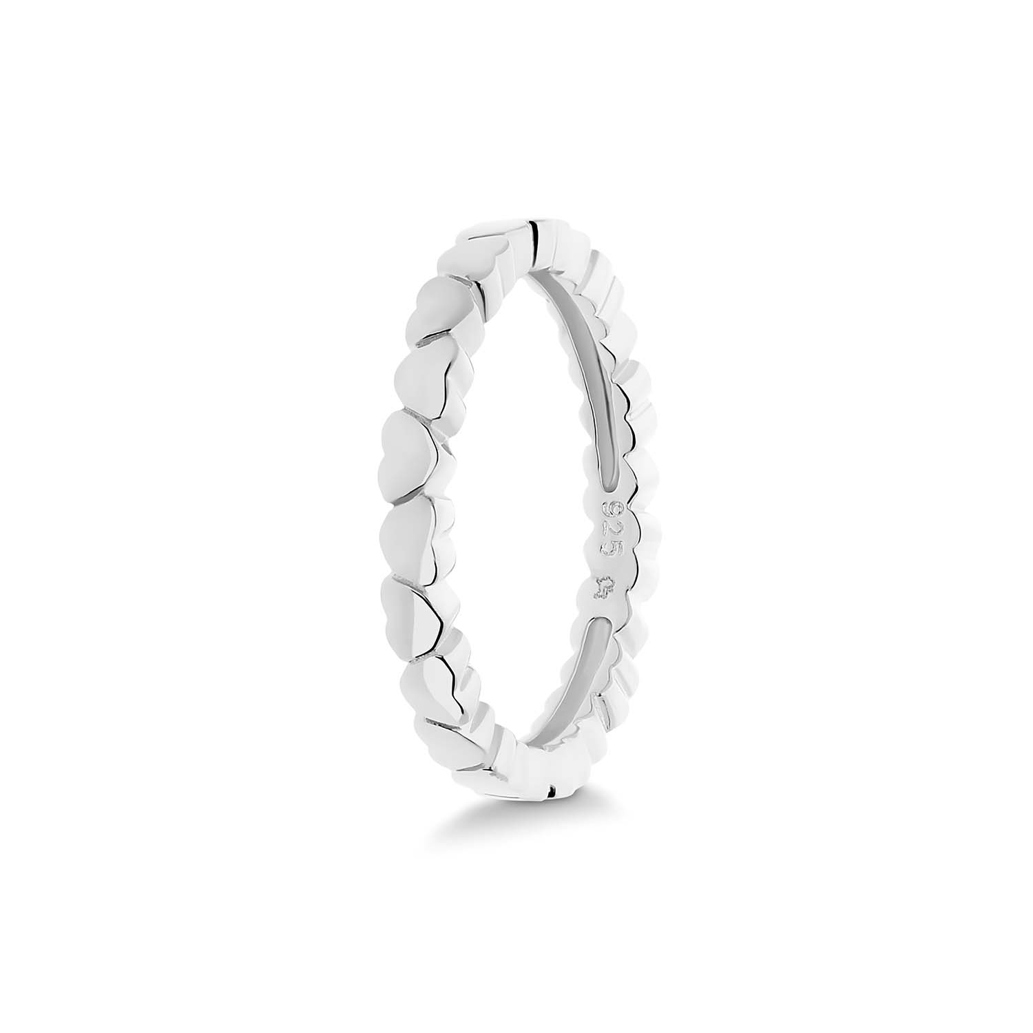Deze ring met hartjes van Glow is een echte eyecatcher! De ring is gemaakt van 925 sterling zilver en kan zowel alleen gedragen worden of samen met andere ringen. Verkrijgbaar in maat 50, 52, 54, 56 en 58.

GLOW
Benadruk jouw stijl met de verfijnde sieraden van GLOW en laat je inspireren door de uitgebreide collectie 14 karaats gouden sieraden van de hoogste Europese kwaliteit. Ontworpen om elke dag te dragen. Naast tijdloze ontwerpen bestaat de collectie ook uit hippe sieraden; zoals minimalistische gouden kettingen en grafische oorknopjes. Wil je een beetje extra stralen? Kies dan voor flonkerende zirkonia of ga voor luxe met onze geraffineerde diamanten sieraden.
  
  Specificaties
  - 114.1376
  - Ring
  - 925 sterling zilver
  - Maat 56