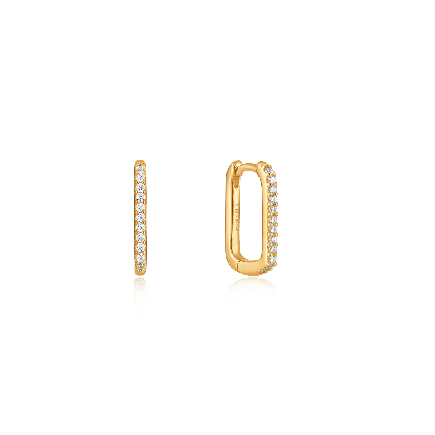 Glam Oval Hoop Earrings
De perfecte balans tussen klassiek en stoer, deze oorringen van Ania Haie. Door de slanke oorring en sprankelende rij zirkonia's perfect voor bij je dagelijkse outfit of avondlook. Deze oorringen geven je een extra reden om te schitteren!

HET MERK
Geïnspireerd door de laatste fashion trends is Ania Haie het toonaangevende sieradenmerk voor hoogkwalitatieve maar ook betaalbare zilveren sieraden, zonder op de kwaliteit in te leveren. Iedere collectie is gebaseerd op de laatste catwalktrends, waardoor Ania Haie snel tot hét sieradenmerk voor stijlbewuste consumenten is verkozen. Elk sieraad wordt ontworpen om te combineren met andere sieraden waardoor je je eigen look kunt creëren. Maar ook zijn Ania Haie sieraden opvallend genoeg om op zichzelf te dragen. Sieraden uit de Ania Haie collectie zijn altijd gemaakt van 925 zilver met een finish van rhodium of van 14kt goud.

SPECIFICATIES
- Glam Oval Hoop Earrings
- Oorringen
- 925 zilver met gold plating
- 14mm
- AH E037-04G