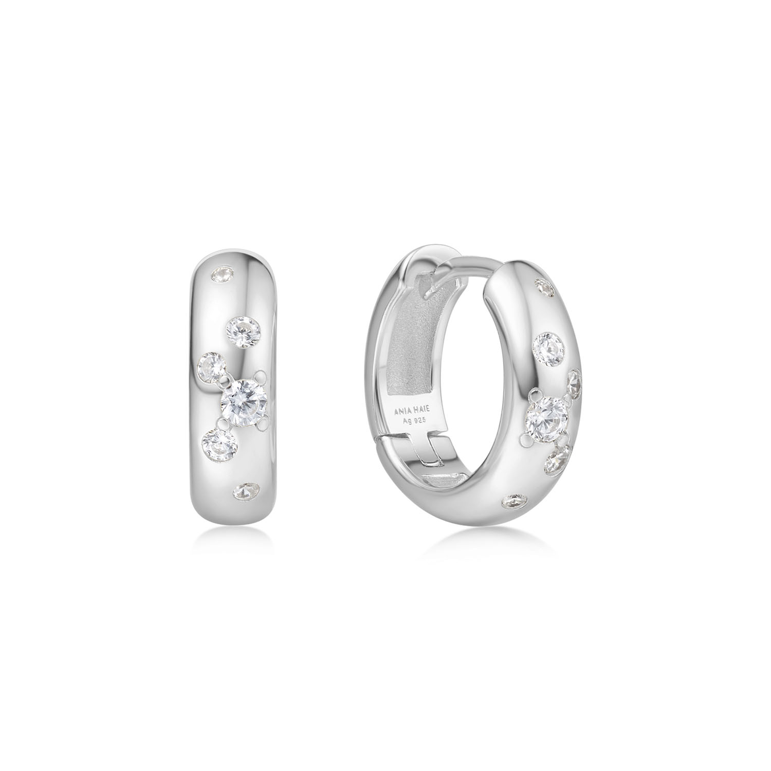 Miss Dainty is ontworpen voor vrouwen die houden van een elegante look met een speels detail. Deze chunky hoops hebben een verfijnde afwerking en een rustige, stijlvolle uitstraling. Je kunt ze goed combineren met andere oorbellen voor een opvallend look.

HET MERK
Geïnspireerd door de laatste fashion trends is Ania Haie het toonaangevende sieradenmerk voor hoogkwalitatieve maar ook betaalbare zilveren sieraden, zonder op de kwaliteit in te leveren. Iedere collectie is gebaseerd op de laatste catwalktrends, waardoor Ania Haie snel tot hét sieradenmerk voor stijlbewuste consumenten is verkozen. Elk sieraad wordt ontworpen om te combineren met andere sieraden waardoor je je eigen look kunt creëren. Maar ook zijn Ania Haie sieraden opvallend genoeg om op zichzelf te dragen.

SPECIFICATIES
- Ania Haie
- Oorbellen
- 925 zilver met gold plating
- Lengte 10mm
- AH E065-04G