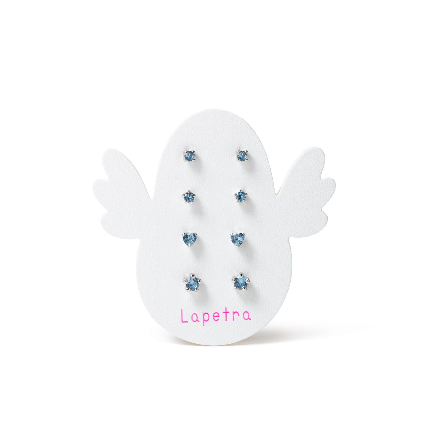 Voel jezelf een echte prinses met deze schattige oorknopjes van Lapetra! Dit is een refillset met 4 paar oorknoppen met een blauwe steen. De oorknopjes zijn gemaakt van 925 sterling zilver en hebben een handige schroefsluiting. Ideaal!

Lapetra kindersieraden
Lapetra is het nieuwste handgemaakte, zilver gerhodineerde sieradenmerk voor jonge meiden. De opvallende oorknopjes met unieke designs zijn voorzien van een schroefsluiting; deze draait stevig vast. Hierdoor verliezen ze de oorknopjes niet en kunnen ze deze zelfs comfortabel inhouden bij het slapen. Bij alle sieraden ontvang je een metalen blikje: een feestje om te geven én te krijgen!

Specificaties
  - LPREFILL-11451A
  - Oorknopjes 4 paar
  - 925 sterling zilver
  - Zirkonia