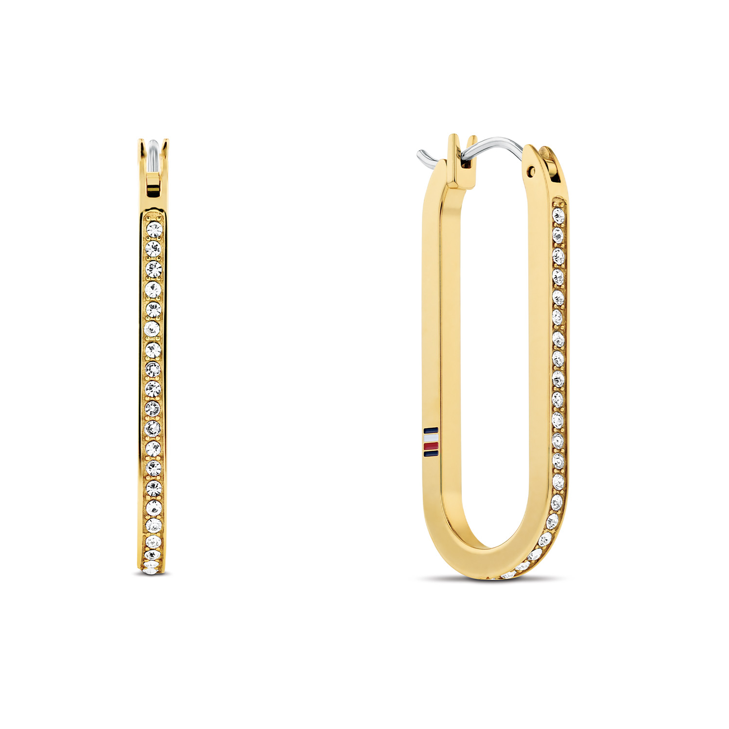 Tommy Hilfiger Jewels TJ2780866 Oorbellen Dames Staal 3cm Kristal
Deze oorhangers van Tommy Hilfiger uit de jewelry serie met nr: TJ2780866 hebben een shiny uitstraling. De slanke en langwerpige goudkleurige oorringen zijn aan de voorkant bezet met kristallen. Aan de achterzijde is het Tommy logo gedrukt. De lengte van de oorringen is 3cm. Ook leuk te combineren met andere sieraden van Tommy Hilfiger.

Het merk:
Tommy Hilfiger is wereldwijd één van de grootste designer lifestyle merken en is internationaal bekend om haar classic American cool stijl. De sieraden zijn voor dames en heren met een eigen stijl, die niet bang zijn om dit aan de wereld te laten zien.

Specificaties:
- Oorringen met kristallen
- Goudkleurig staal
- Totale lengte 3cm
- Dames sieraad