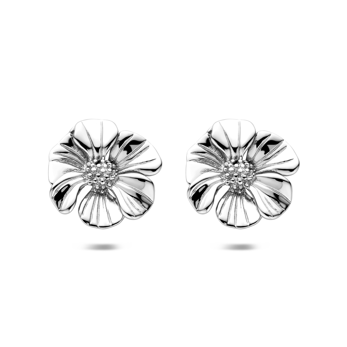 Stalen oorknoppen uitgevoerd in de vorm van een bloem. De oorknoppen hebben een diameter van 26mm.