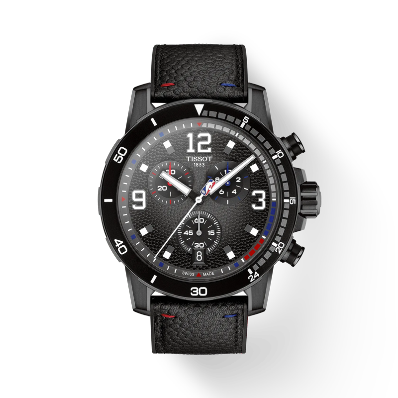 Dit Tissot supersport horloge behoort tot de T-Sport collectie.
Referentienummer: T125.617.37.067.00

Dit Tissot horloge is uitgerust met een betrouwbaar quartz uurwerk, gehuisd in een zwarte stalen 45,5MM kast. Het horloge is voorzien van een krasvrij saffierglas en is getest op een waterdichtheid van 10 ATM / 100 M.

De NBA Supersport Special Edition eert basketbal met doordachte details en een sportieve stijl. De opvallende 45 mm zwarte PVD-gecoate roestvrijstalen kast is voorzien van een bezel met de 24-secondenregel, gebaseerd op de schotklok van de NBA, met kleuraccenten die verwijzen naar de competitie. De wijzerplaat, met een basketbalstippenpatroon en een verloop van donkergrijs naar zwart aan de randen, creëert een illusie van diepte die de vorm van de bal weerspiegelt. Cijfermarkeringen, zoals die op het shirt van de speler, voegen een betekenisvolle touch toe, terwijl het NBA-logo op de secondewijzer een extra eerbetoon aan de sport vormt.

De zwarte band van twee materialen complementeert de textuur van de wijzerplaat, waardoor deze perfect is voor dagelijks gebruik en fysieke activiteiten. De achterkant van de kast herbergt het ware verborgen juweel: complexe gravures van het NBA-logo, omringd door de steden en staten waaraan de teams hun naam ontlenen, zowel de Western als de Eastern Conference.

Dit horloge is voorzien van een quartz chronograafuurwerk, dat zorgt voor nauwkeurige tijdmeting met minimaal onderhoud.