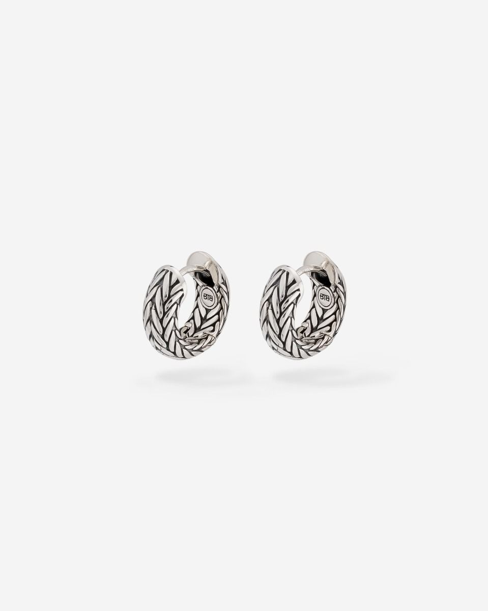 De Ellen small oorbellen zijn geïnspireerd op onze geliefde Ellen schakel. De iconische Ellen vlechttechniek straalt kracht en elegantie uit. Met passie en precisie vervaardigen onze bekwame zilversmeden deze stijlvolle ketting van gerecycled zilver, in Zuidoost-Azië. Verken ook de armbanden, kettingen en ringen uit de Ellen collectie en ontdek met welke sieraden je deze oorbellen het beste kunt combineren. Het veelzijdige en verfijnde ontwerp maakt het tot de perfecte accessoire voor iedereen en elke gelegenheid.