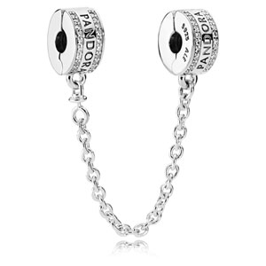 De Pandora veiligheidsketting 791736CZ-05, een elegante hanger, is ontworpen om je sieraden veilig en stijlvol te houden. Versierd met schitterende zirkonia's, biedt het zowel functionaliteit als glamour. Draag deze hanger aan je favoriete armband of ketting voor een verfijnde uitstraling. Veilig en modieus, perfect voor elke gelegenheid!