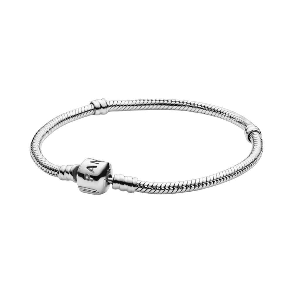 Dit Pandora armband heeft een zilveren sluiting en is perfect voor het dragen van bedels en charms. De armband is 20 cm lang en gemaakt van hoogwaardig sterling zilver. Draag hem alleen voor een subtiele look of combineer hem met andere armbanden voor een trendy stack. Het armband is gemakkelijk te sluiten met de sluiting en past om de meeste polsen. Maak jouw look compleet met dit prachtige Pandora armband!