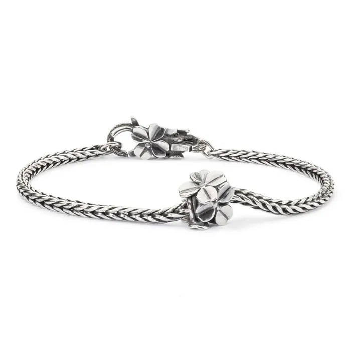 Het Trollbeads Armband model TSA1619 valt onder de categorie "OVERIG". Dit stijlvolle armbandontwerp biedt veelzijdigheid en elegantie, perfect voor elke gelegenheid. Draag het solo voor een verfijnde look of combineer met andere sieraden voor een persoonlijke touch. Geschikt voor dagelijks gebruik of speciale gelegenheden, voegt dit armbandje een vleugje klasse toe aan elke outfit.