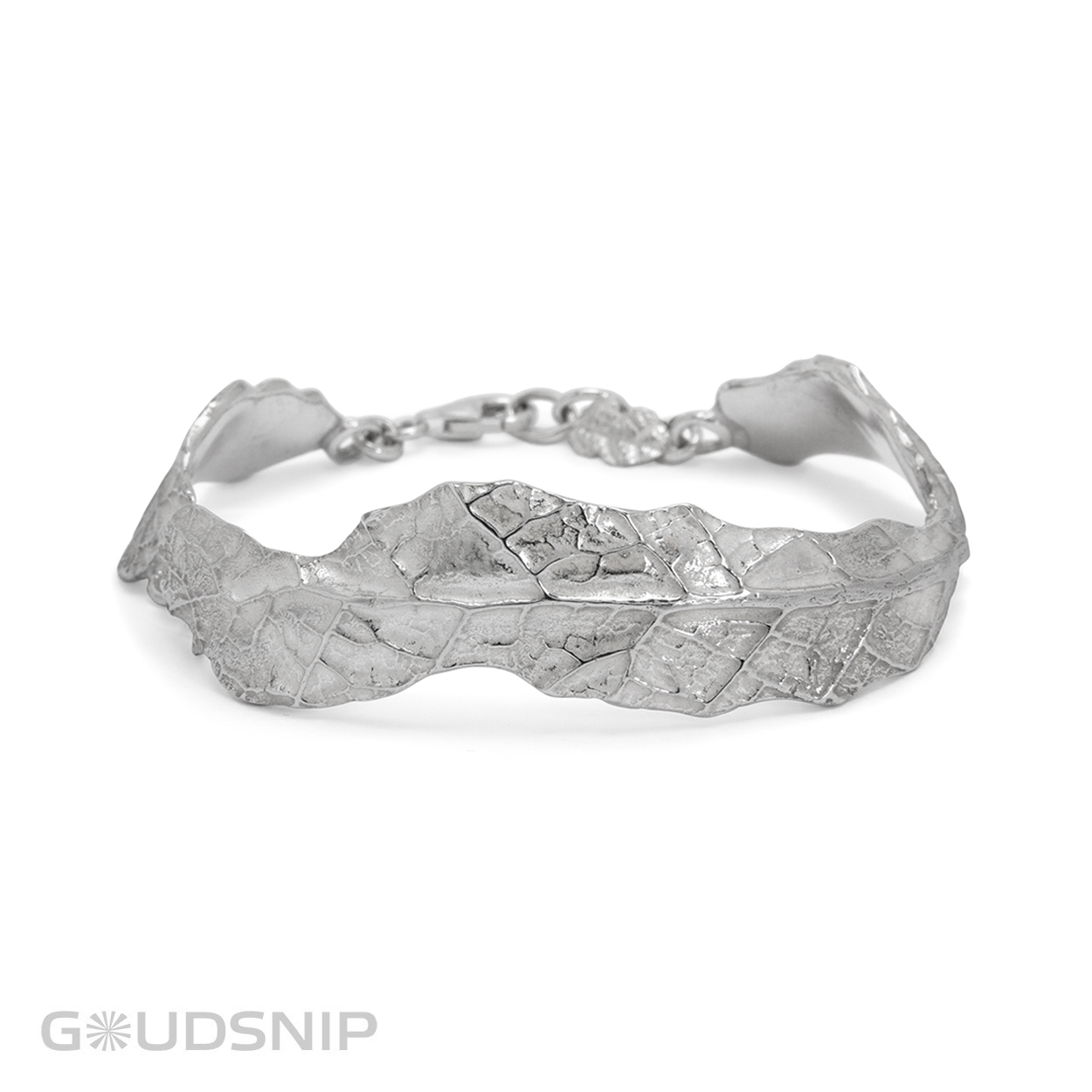 Unieke zilveren armband gemaakt in ons eigen atelier. De armband is gedecoreerd met een mooi bladnerf wat de armband een mooie natuurlijke uitstraling geeft. 