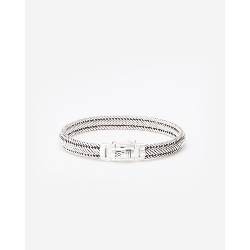 De J263C+ is een fantasiearmband in de categorie sieraden. Deze opvallende accessoire voegt een vleugje mysterie en stijl toe aan elke outfit. Draag het solo voor een subtiele look, of combineer het met andere armbanden voor een gedurfde statement. Perfect voor elke gelegenheid waar je een unieke draai aan je outfit wilt geven.