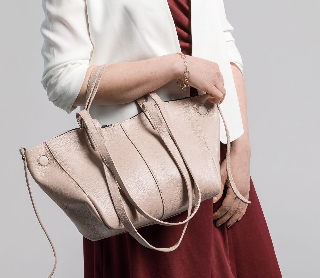 Lederen Shopper met Losse Binnentas – Tijdloos & Praktisch

Deze stijlvolle lederen shopper is ontworpen voor wie houdt van een tijdloze look met praktische details. De tas is voorzien van een losse binnentas, perfect om je spullen overzichtelijk op te bergen.

Met twee korte handgrepen en twee lange schouderbanden draag je deze tas zoals het jou uitkomt – in de hand of comfortabel over de schouder. Aan beide zijkanten zorgen blinde magneetsluitingen voor een elegante afwerking. De bovenkant sluit veilig met een magneetsluiting.

Afmetingen: 25 cm (hoogte) x 26 cm (breedte) x 11 cm (diepte)
Materiaal: Echt leder

