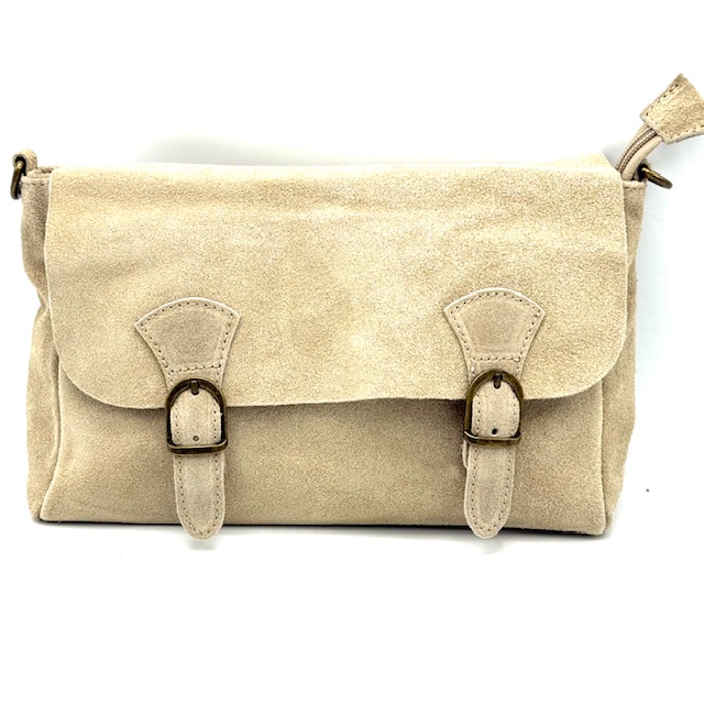 Suède Schoudertas – Elegant & Praktisch

Deze compacte en stijlvolle suède tas is perfect voor dagelijks gebruik. De tas sluit met een klep en twee onzichtbare magneetsluitingen. Onder de klep zit een extra rits voor extra veiligheid.

Binnenin vind je een ritsvak voor kleinere essentials, en ook aan de buitenkant is een handig ritsvak toegevoegd.

Dankzij de verstelbare én afneembare schouderriem kun je de tas dragen zoals jij dat wilt – als crossbody of als clutch.

Afmetingen: 16 cm (hoogte) x 25 cm (breedte) x 8 cm (diepte)
Materiaal: Suède