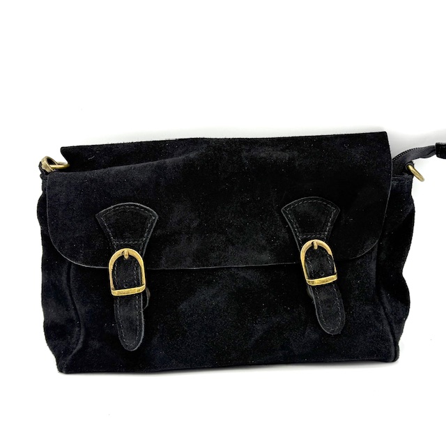 Suède Schoudertas – Elegant & Praktisch

Deze compacte en stijlvolle suède tas is perfect voor dagelijks gebruik. De tas sluit met een klep en twee onzichtbare magneetsluitingen. Onder de klep zit een extra rits voor extra veiligheid.

Binnenin vind je een ritsvak voor kleinere essentials, en ook aan de buitenkant is een handig ritsvak toegevoegd.

Dankzij de verstelbare én afneembare schouderriem kun je de tas dragen zoals jij dat wilt – als crossbody of als clutch.

Afmetingen: 16 cm (hoogte) x 25 cm (breedte) x 8 cm (diepte)
Materiaal: Suède