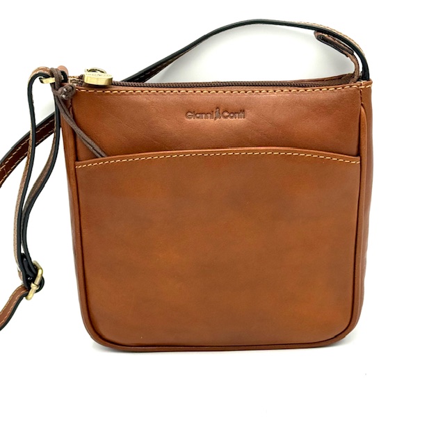 Maremma – Elegante Italiaanse Damestas in Compact Formaat
Deze compacte damestas uit de verfijnde Maremma-serie is een subtiele blikvanger met een luxe uitstraling. Vervaardigd in Italië van met zorg ambachtelijk gelooid leer, ademt deze tas stijl, kwaliteit en vakmanschap.

Dankzij het slimme, compacte ontwerp is de tas perfect voor dagelijks gebruik of avondjes uit. De verstelbare riem zorgt voor draagcomfort op maat, terwijl het voorvak snelle toegang biedt tot je essentials.

Praktisch en stijlvol ingedeeld:
Sluit veilig af met een toprits
Onder de rits: een ritsvak en een steekvak voor kleine benodigdheden
Voorvak met makkelijke toegang
Verstelbare schouderriem
Afmetingen:
Hoogte: 18 cm
Breedte: 19 cm
Diepte: 4,5 cm
