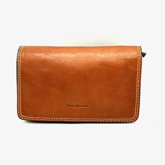 Crossbody tas met klep – Tijdloze Italiaanse Elegantie
Op zoek naar een tas die stijl, kwaliteit en vakmanschap perfect combineert? Ontdek de serie Maremma, met de hand gemaakt in Italië van zorgvuldig geselecteerd en ambachtelijk gelooid leer.

Deze tas straalt niet alleen klasse uit, maar is ook ontworpen voor dagelijks gebruik. De drie overzichtelijke vakken, waarvan één met ritssluiting, bieden ruimte aan al je essentials. Dankzij de verstelbare en afneembare schouderriem draag je de tas precies zoals jij wilt – over je schouder of als stijlvolle clutch.

De stevige klep met sluiting zorgt ervoor dat je spullen veilig opgeborgen zijn, terwijl de compacte afmetingen de tas ideaal maken voor onderweg.

Waarom kiezen voor de Crossbody klep tas?
✔ Authentiek Italiaans leer
✔ Handgemaakt en duurzaam
✔ Praktisch ingedeeld met 3 vakken
✔ Elegant en veelzijdig ontwerp

Afmetingen: 13 cm (hoogte) x 21 cm (breedte) x 7 cm (diepte)

Kies voor klasse die lang meegaat – kies voor de serie Maremma.

