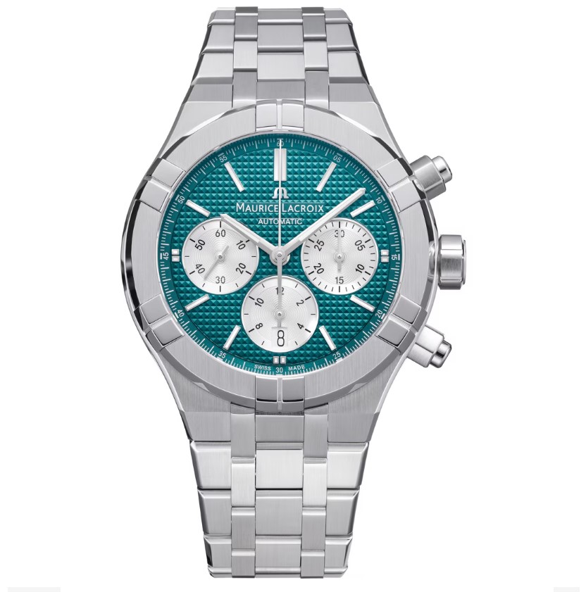 AIKON Automatic Chronograph Limited Edition 500pcs

Maurice Lacroix, synoniem voor Zwitserse precisie, eigentijds design en compromisloze kwaliteit, presenteert met trots de AIKON Automatic Chronograph Limited Edition 2025, ref. AI6018-SS002-630-1. Deze gelimiteerde editie, vervaardigd in slechts 500 exemplaren wereldwijd, is een eerbetoon aan de moderne stedelijke levensstijl en het streven naar uitmuntendheid.
Het horloge onderscheidt zich door een blauwgroene wijzerplaat met zilverkleurige subdials, die samen een krachtig visueel contrast vormen. De datumweergave op 6 uur is subtiel geïntegreerd en draagt bij aan de harmonieuze balans van het ontwerp.
Aangedreven door het automatische kaliber ML157, biedt dit horloge een indrukwekkende combinatie van precisie en betrouwbaarheid. De open kastdeksel onthult het verfijnde uurwerk, een waar genot voor de liefhebber van mechanische perfectie.
De roestvrijstalen kast van 44 mm, voorzien van saffierglas met antireflecterende coating, garandeert duurzaamheid en helderheid onder alle omstandigheden. De wijzers en uurindexen zijn voorzien van Super-LumiNova®, wat zorgt voor optimale leesbaarheid in het donker. Met een waterbestendigheid tot 20 ATM (200 meter) is dit horloge klaar voor elk avontuur.
Let op! Van deze geweldige Limited Edition zijn 20 stuks voor de Benelux. 