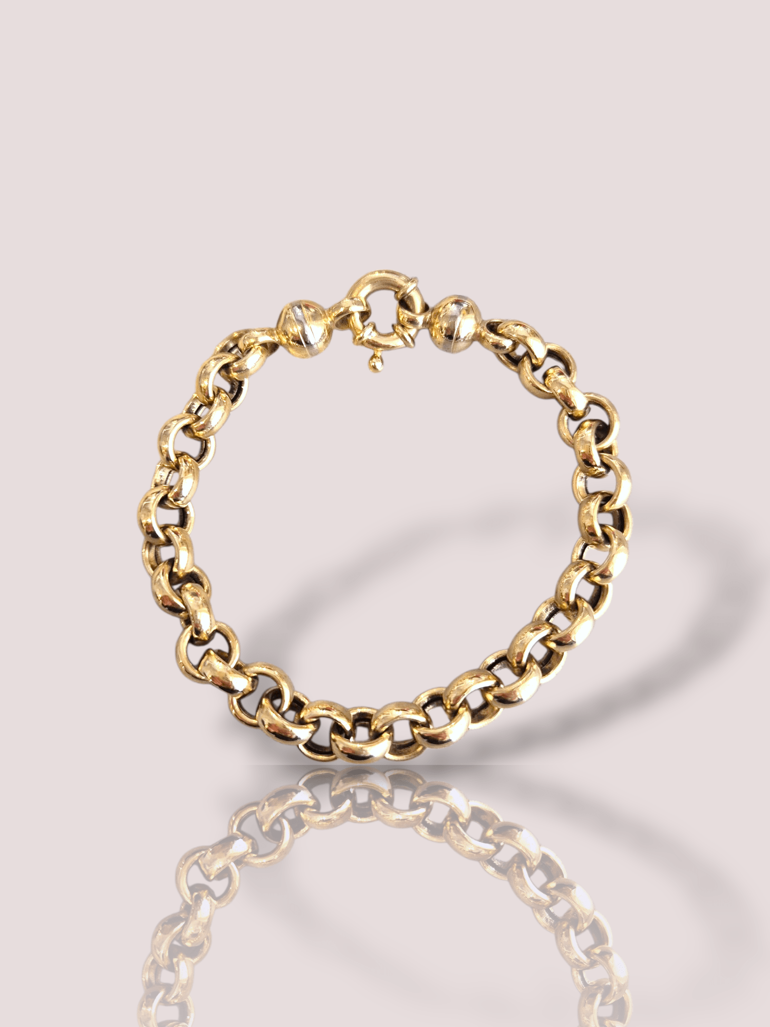 Deze vintage 14k geel gouden jasseron armband  is een verfijnd en elegant sieraad dat elke outfit accentueert. Ideaal te dragen als solo-statement piece of in combinatie met andere armbanden voor een gelaagde look. Perfect voor dagelijks gebruik of speciale gelegenheden, deze armband voegt een vleugje luxe toe aan elke stijl.

De armband heeft een lengte van 20 cm en weegt 18 gram. Een prachtig juweel als toevoeging op uw sieradencollectie.