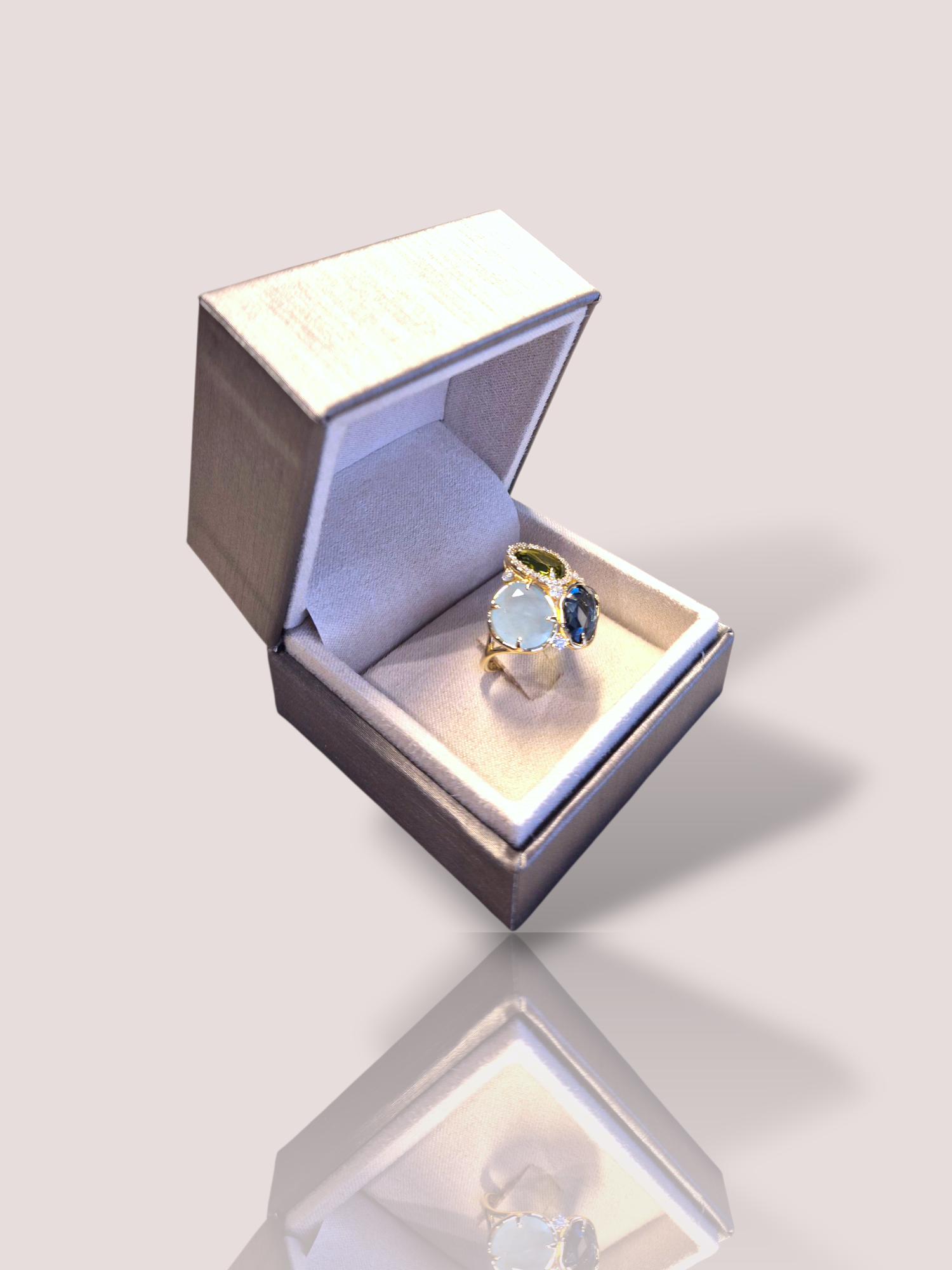 Deze 14k geel gouden Peroni & Parise fantasie ring is een prachtig sieraad met fantasierijke details. Deze ring bevat prachtige kleuredelstenen, te weten een lichtblauwe aquamarijn, een London blue topaz, een groene toermalijn en diverse briljant geslepen diamanten in G-kleur en kleine insluitsels. 

Draag het solo voor een verfijnde look of combineer met andere ringen voor een trendy, gelaagde stijl. Perfect voor elke gelegenheid.
