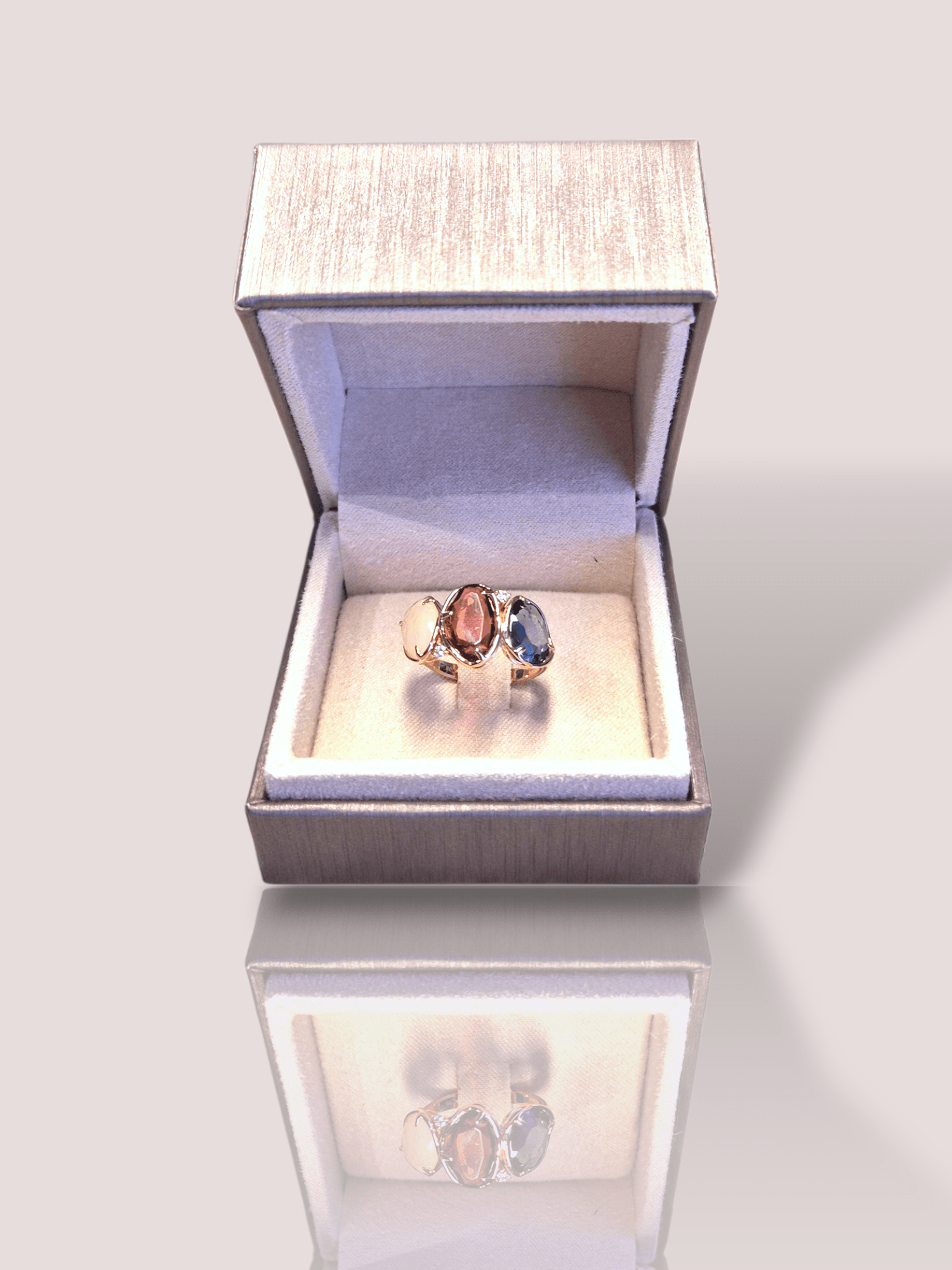 Deze 18k rosé gouden Peroni & Parise fantasiering is een verfijnd sieraad met gekleurde edelstenen. Het is een luxe accessoire dat elke outfit verrijkt. De ring bevat een blauwe London Blue topaz, een prachtige toermalijn in een rose tint en een melkopaal. Deze edelstenen worden gesierd door 2 diamanten van 0,04ct in een G kleur met zeer kleine insluitsels. 

Draag deze ring solo voor een elegante uitstraling of combineer met andere juwelen voor een gedurfde, modieuze look. Ideaal voor speciale gelegenheden en dagelijks gebruik.