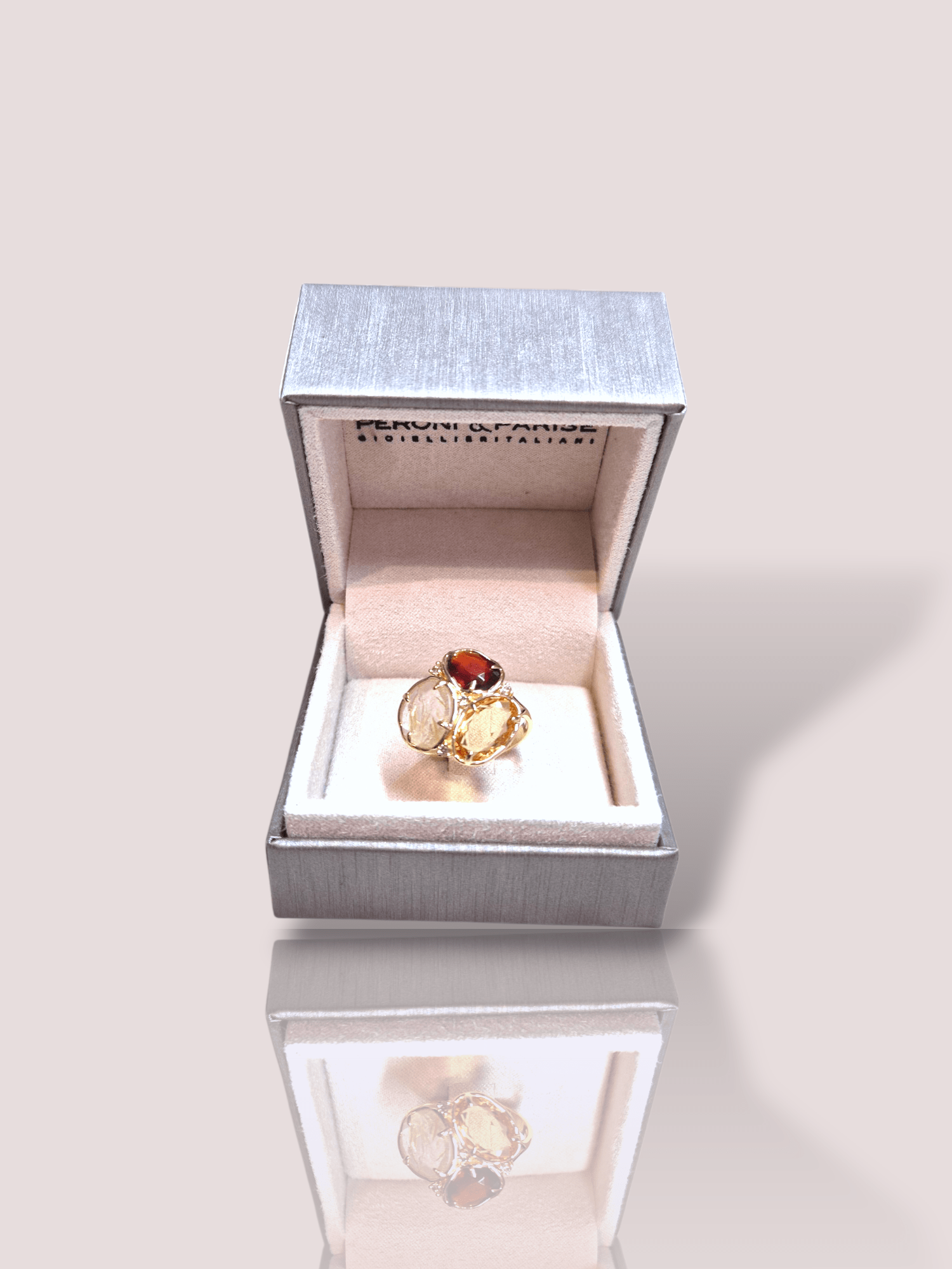 Deze Vintage 18k geel gouden Peroni & Parise fantasiering, is een verfijnde en unieke ring van 18-karaats goud. De ring bevat prachtige natuurlijke kleurstenen: rutiel quartz, granaat, citrien en 0,10ct briljant geslepen diamanten VSG. 

Perfect om een elegante look af te maken, draagt u deze ring solo als statement of samen met andere gouden sieraden voor een gelaagde stijl. Ideaal voor speciale gelegenheden of dagelijks gebruik.