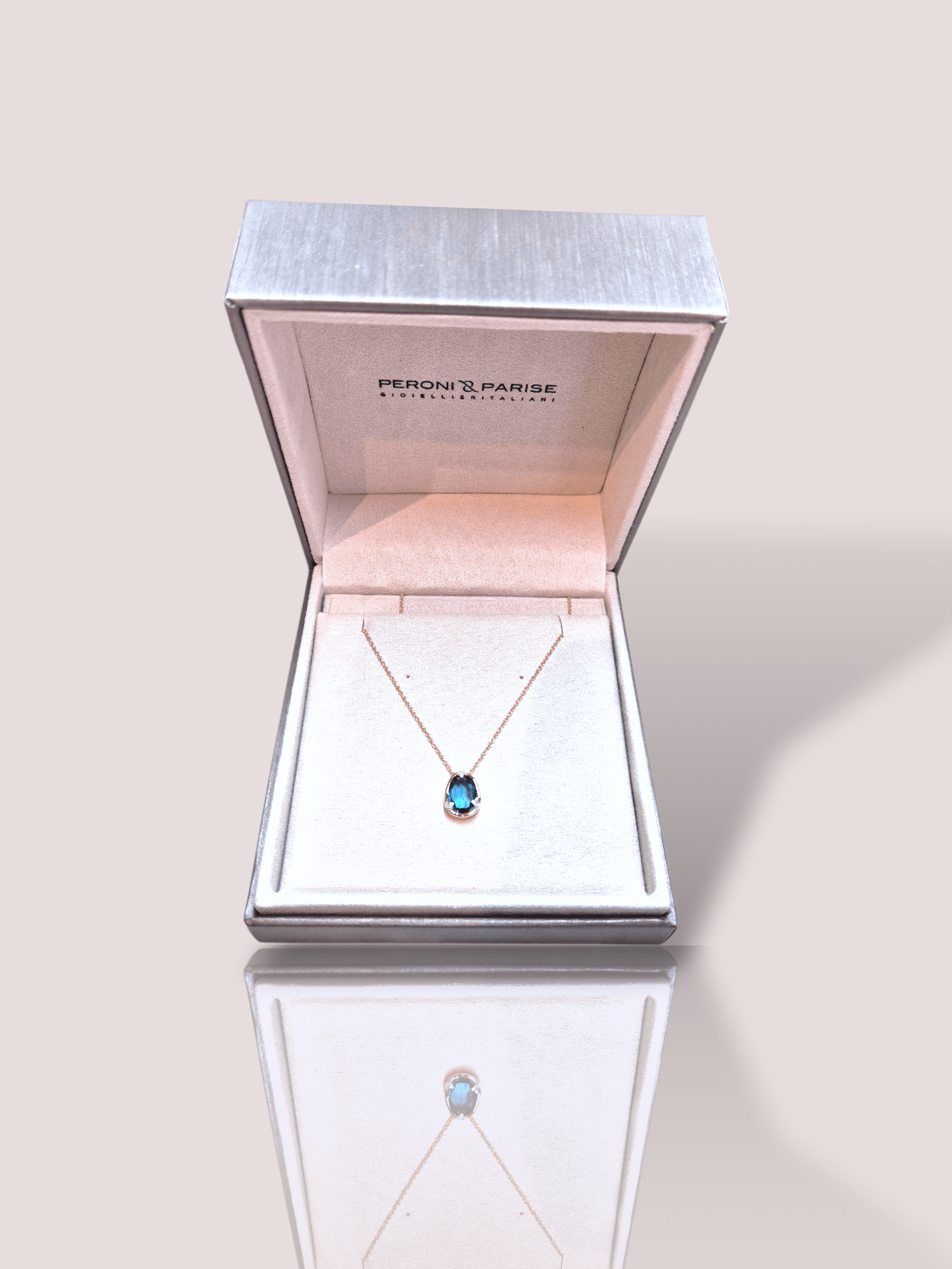 Dit 18k Peroni & Parise collier is een prachtige geelgouden ketting met een topaas hanger met 0,03ct VSG diamant. De hanger zit vast aan het collier. Dit sieraad straalt elegantie en tijdloze klasse uit. Draag het met een nette outfit voor formele gelegenheden of als eyecatcher bij een casual look. Dit collier voegt een vleugje luxe toe aan elke outfit.

Een prachtig cadeau voor een geliefde of voor uzelf.