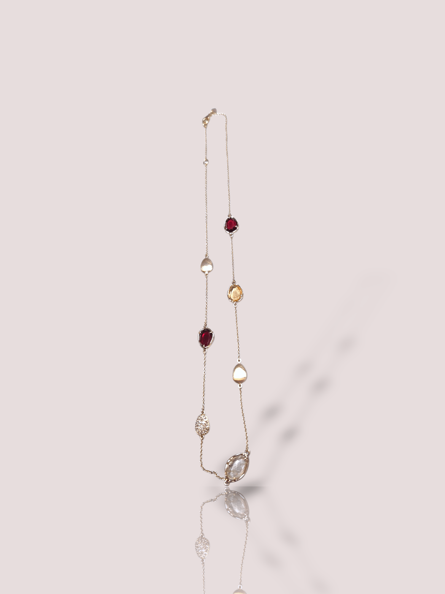 Deze 18k geel gouden Peroni & Parise collier met kleurrijke edelstenen is een verfijnd sieraad dat perfect past bij elke gelegenheid. Dit prachtige halsketting voegt een vleugje luxe toe, met zijn heldere stenen en elegante design. Draag het solo voor een subtiele glamour of combineer met andere sieraden voor een opvallende statement look.

Het collier bevat rutiel quartz, citrien en granaat en nog 0,43ct aan diamant in de kleur G, VS.