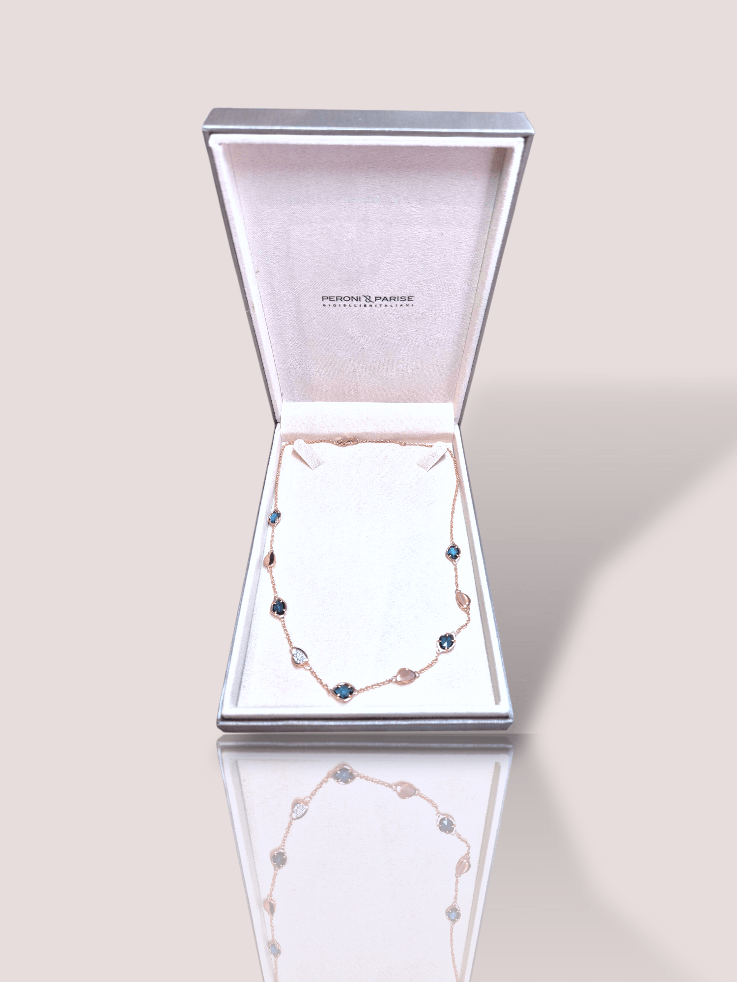 Dit 18k roségouden Peroni & Parise collier is een verfijnde ketting van hoge kwaliteit. Deze prachtige ketting kan mooi gedragen worden als collier voor dagelijkse elegantie of bij speciale gelegenheden. Het collier bevat London blue topaas en 0,19ct diamant in de kleur G, VS. 

Combineer met andere roségouden sieraden voor een complete look. Ideaal als geschenk of voor jezelf om je outfit te verfraaien.
