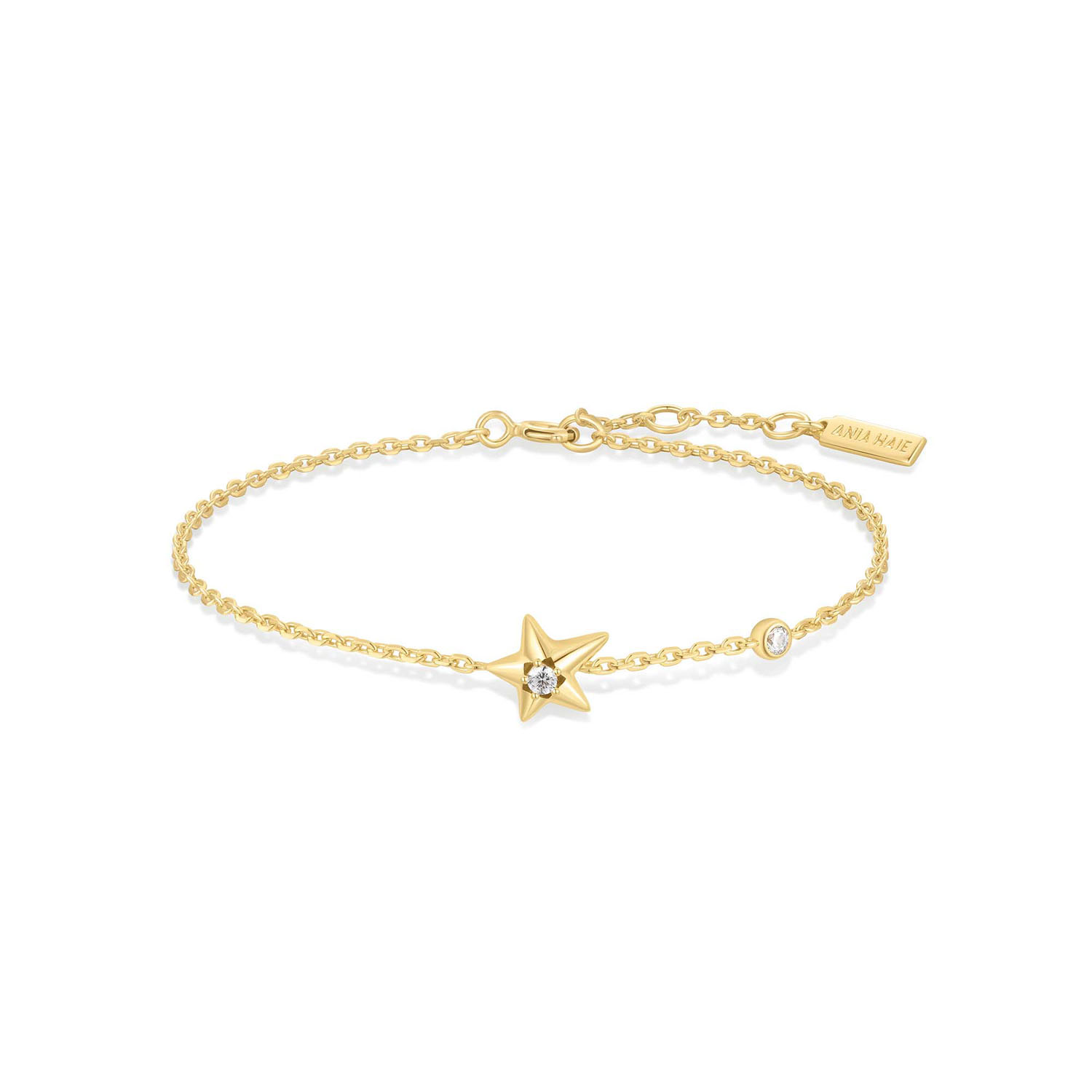 HET MERK
Geïnspireerd door de laatste fashion trends is Ania Haie het toonaangevende sieradenmerk voor hoogkwalitatieve maar ook betaalbare zilveren sieraden, zonder op de kwaliteit in te leveren. Iedere collectie is gebaseerd op de laatste catwalktrends, waardoor Ania Haie snel tot hét sieradenmerk voor stijlbewuste consumenten is verkozen. Elk sieraad wordt ontworpen om te combineren met andere sieraden waardoor je je eigen look kunt creëren. Maar ook zijn Ania Haie sieraden opvallend genoeg om op zichzelf te dragen.

SPECIFICATIES
- Ania Haie
- Armband
- 925 zilver met gold plating
- Lengte 18,5cm
- AH B066-04G