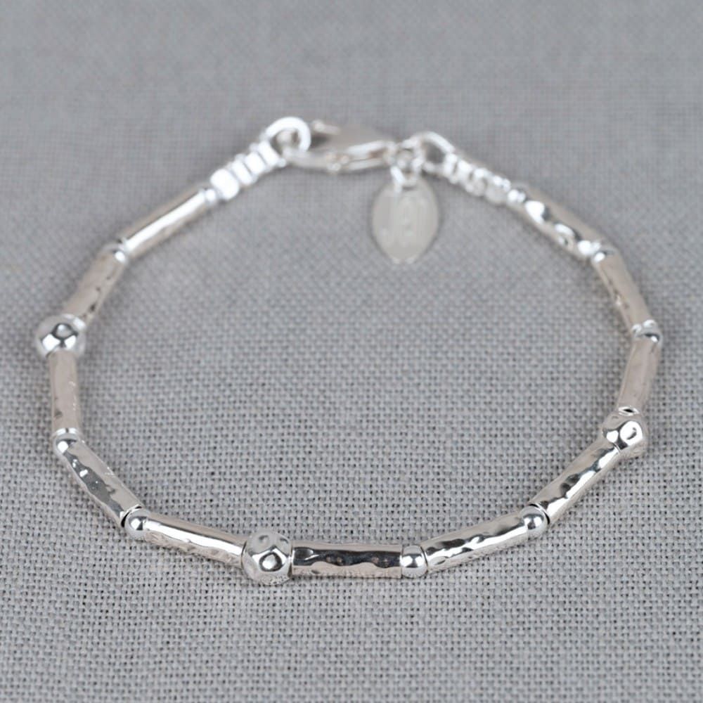 Jeh jewels armband zilver met daarin verwerkt buisjes & balletjes. Combineer deze armband met het bijpassende collier voor een mooie set. 